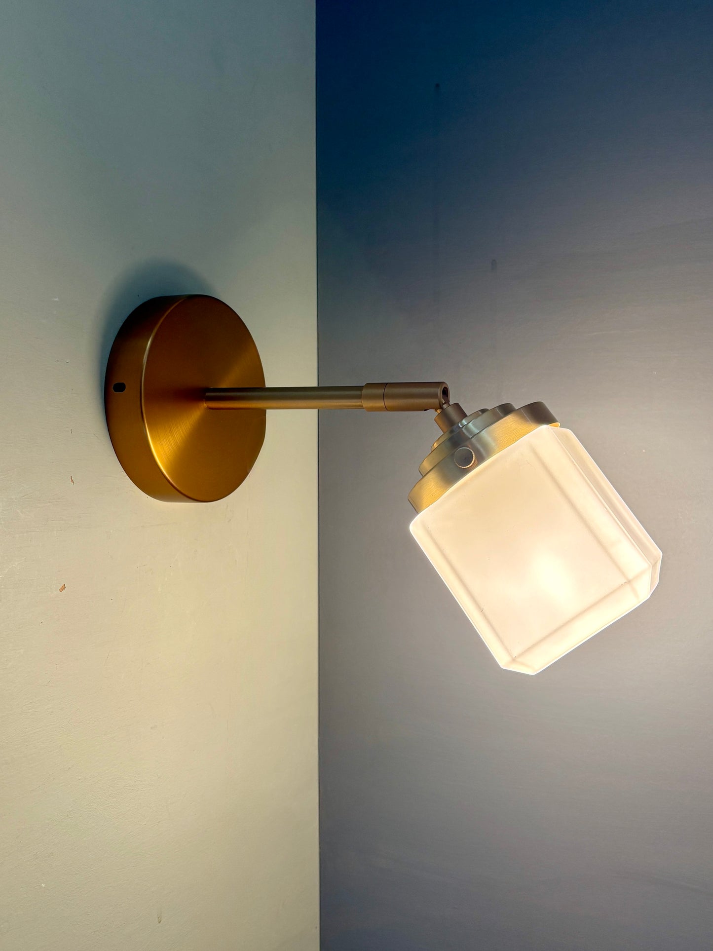 Applique globe art déco vintage en opaline blanche