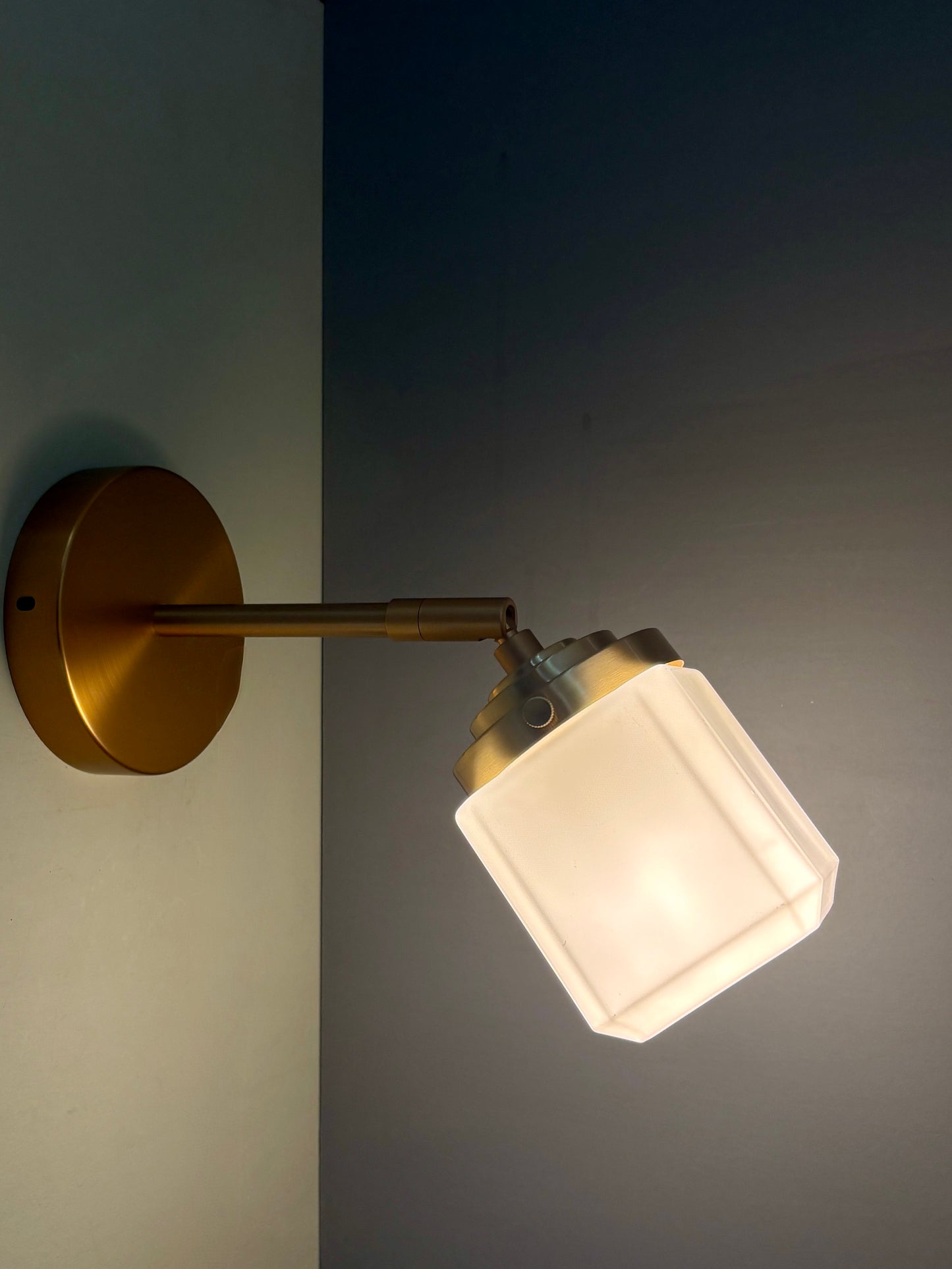 Applique globe art déco vintage en opaline blanche