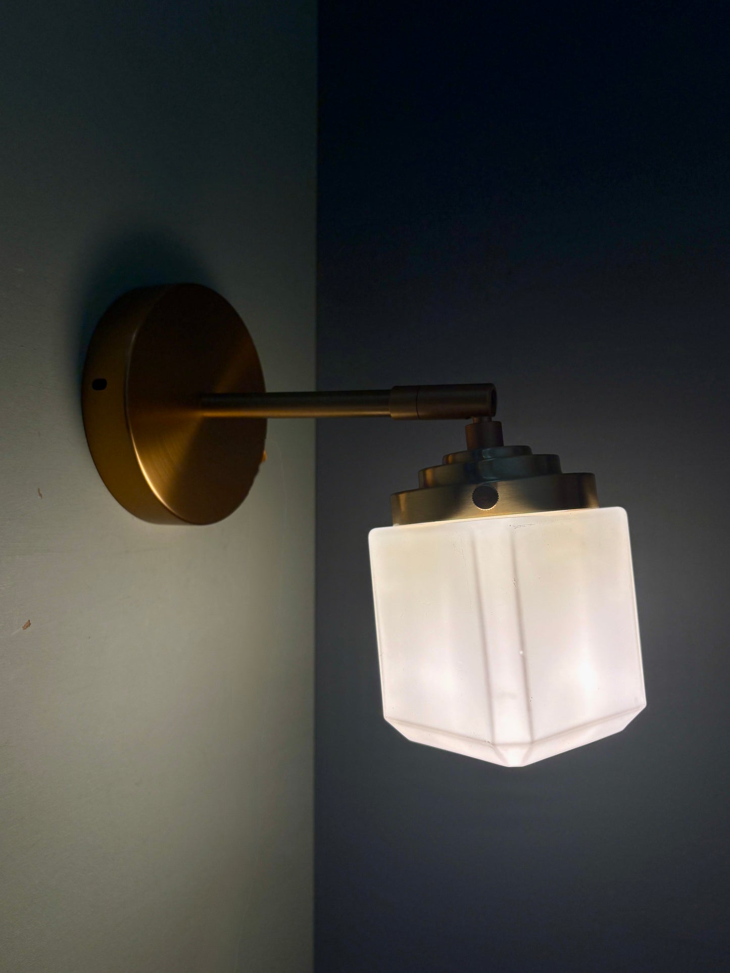 Applique globe art déco vintage en opaline blanche