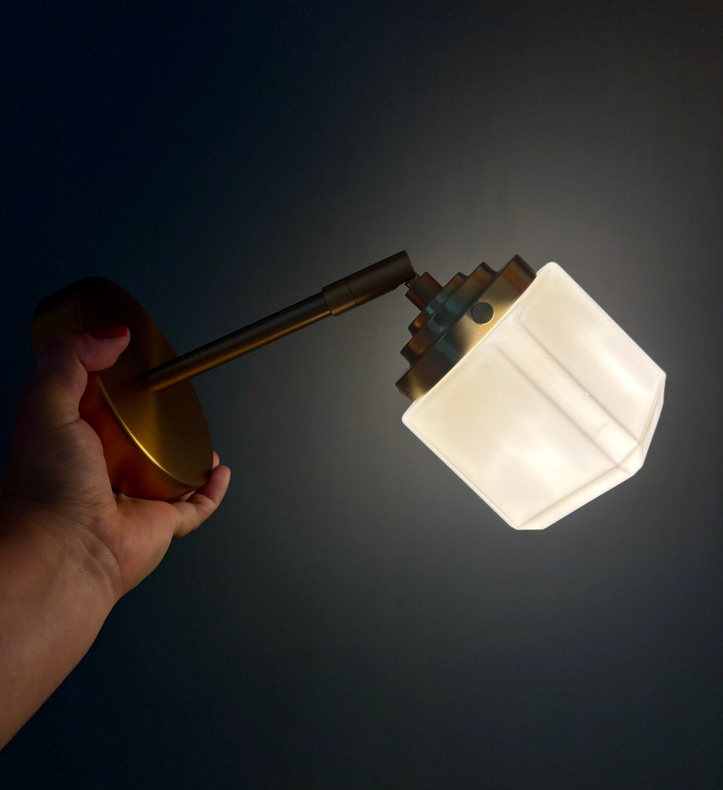 Applique globe art déco vintage en opaline blanche