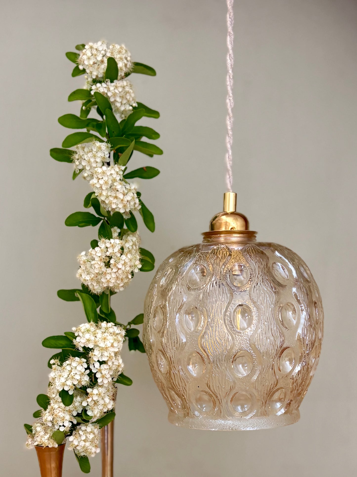 Suspension globe vintage en verre ambré