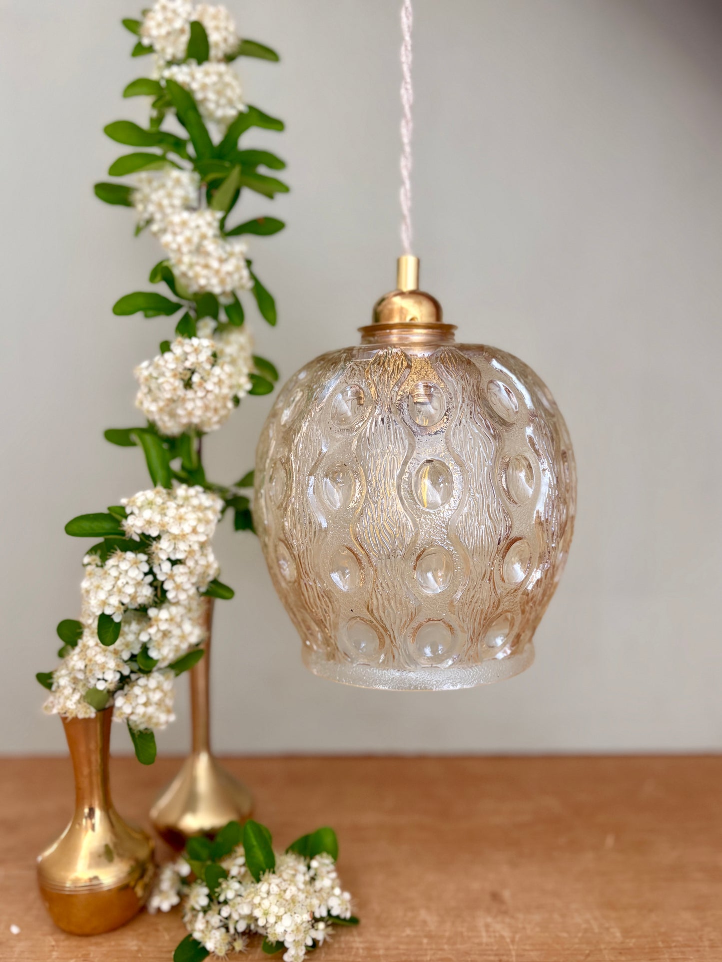 Suspension globe vintage en verre ambré