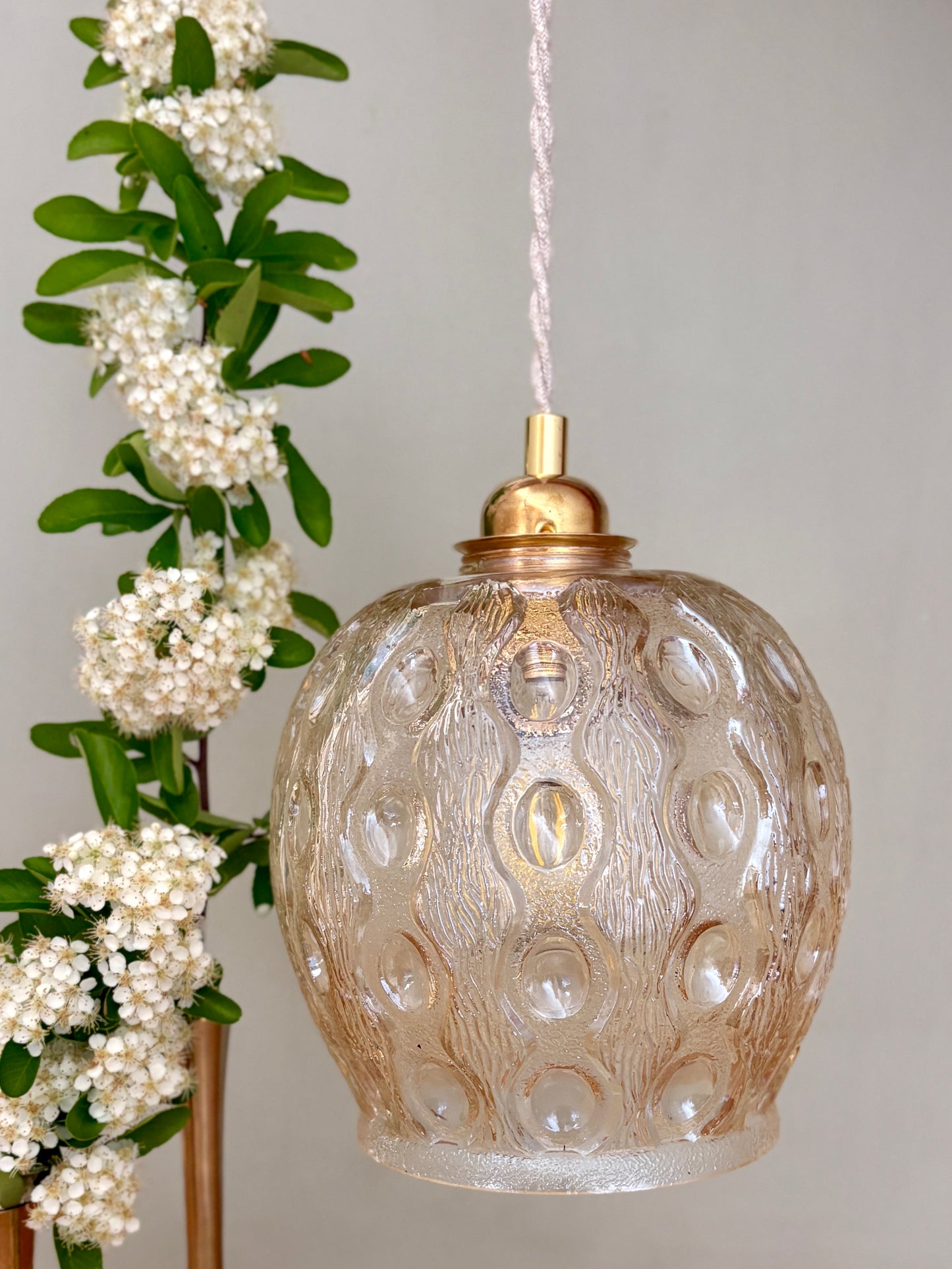 Suspension globe vintage en verre ambré