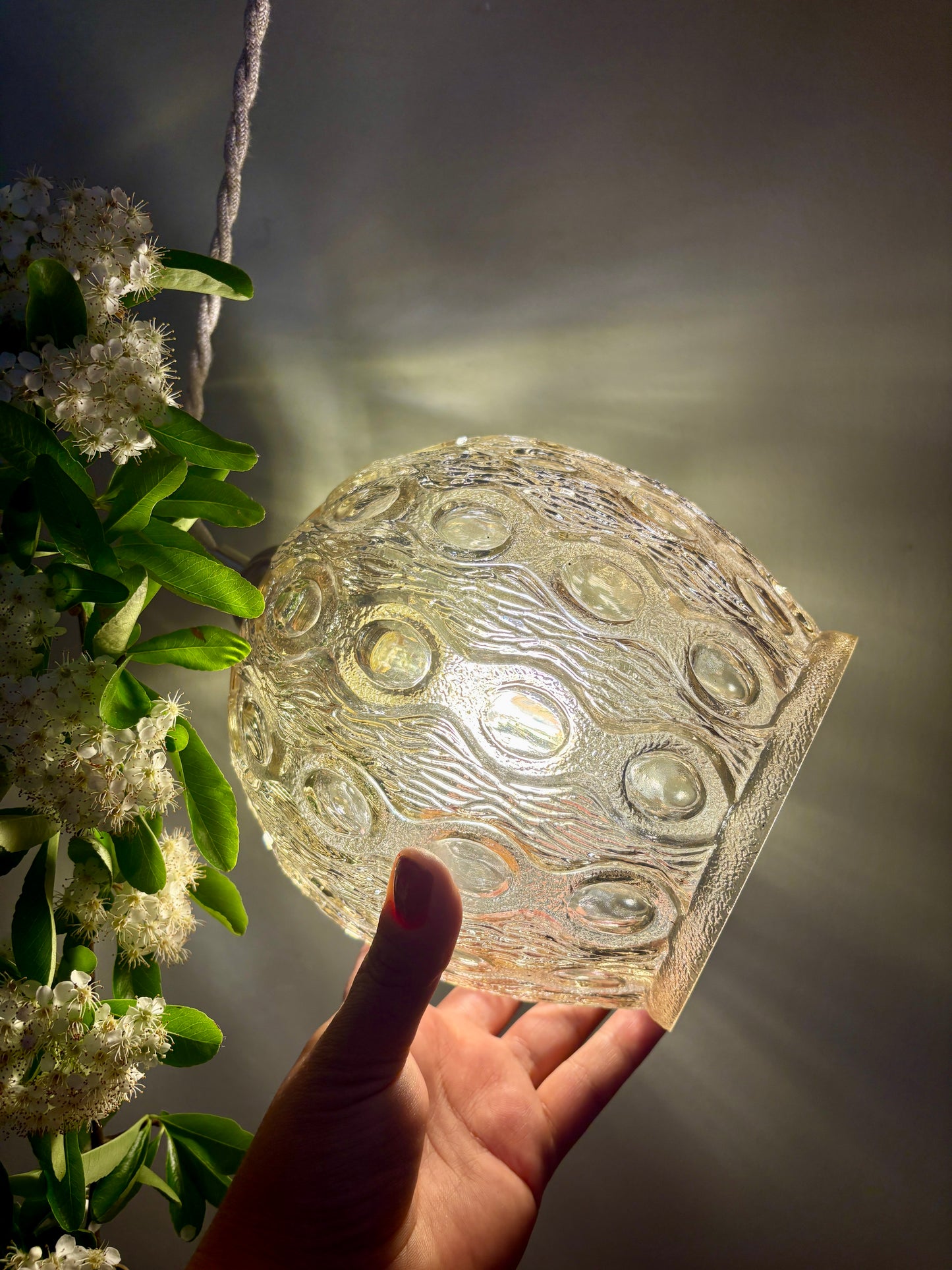 Suspension globe vintage en verre ambré