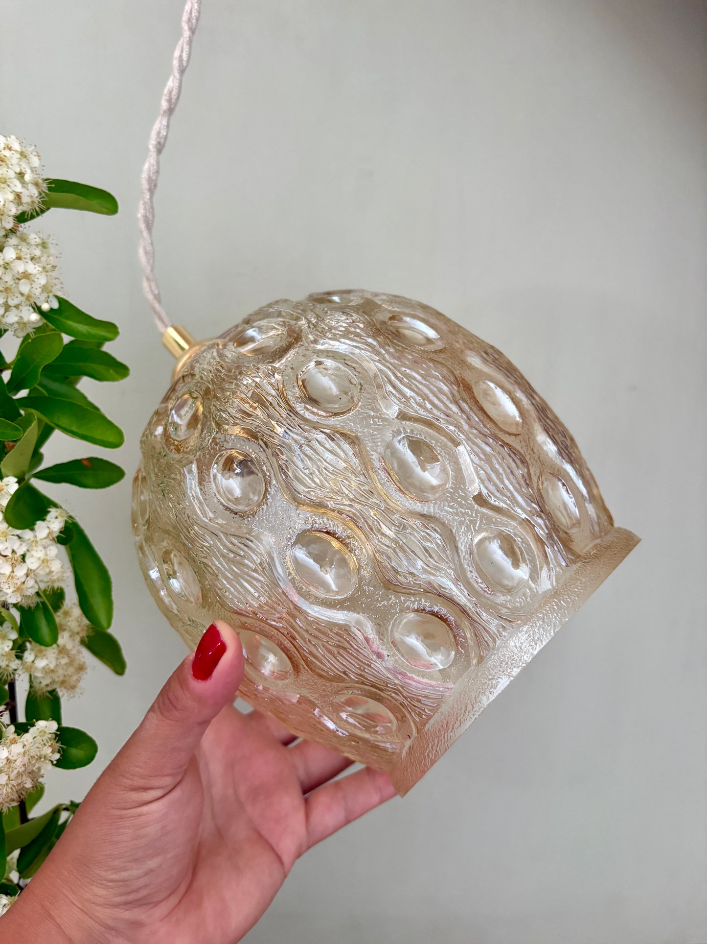 Suspension globe vintage en verre ambré