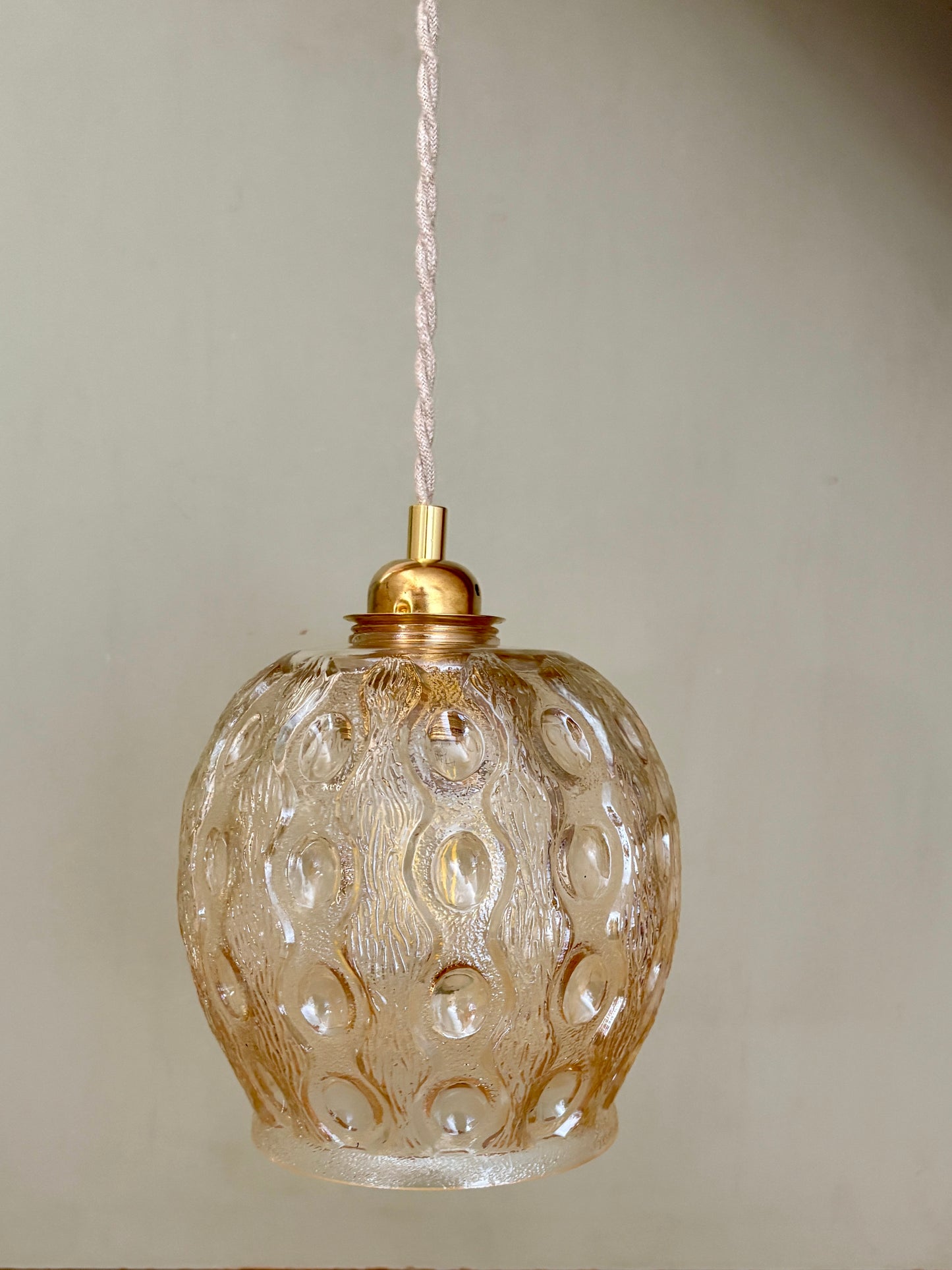 Suspension globe vintage en verre ambré