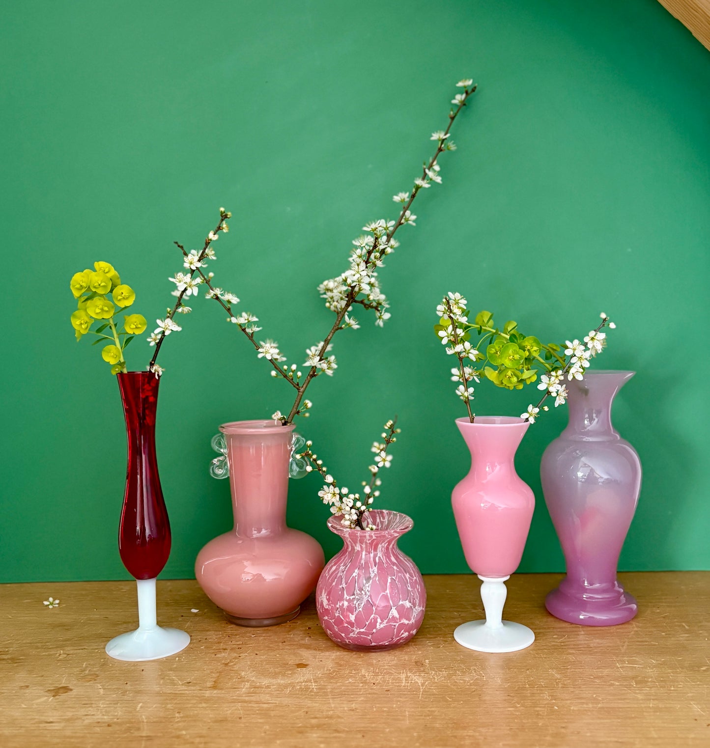 Lot de 5 vases/soliflores vintage en verre et opaline rose et rouge
