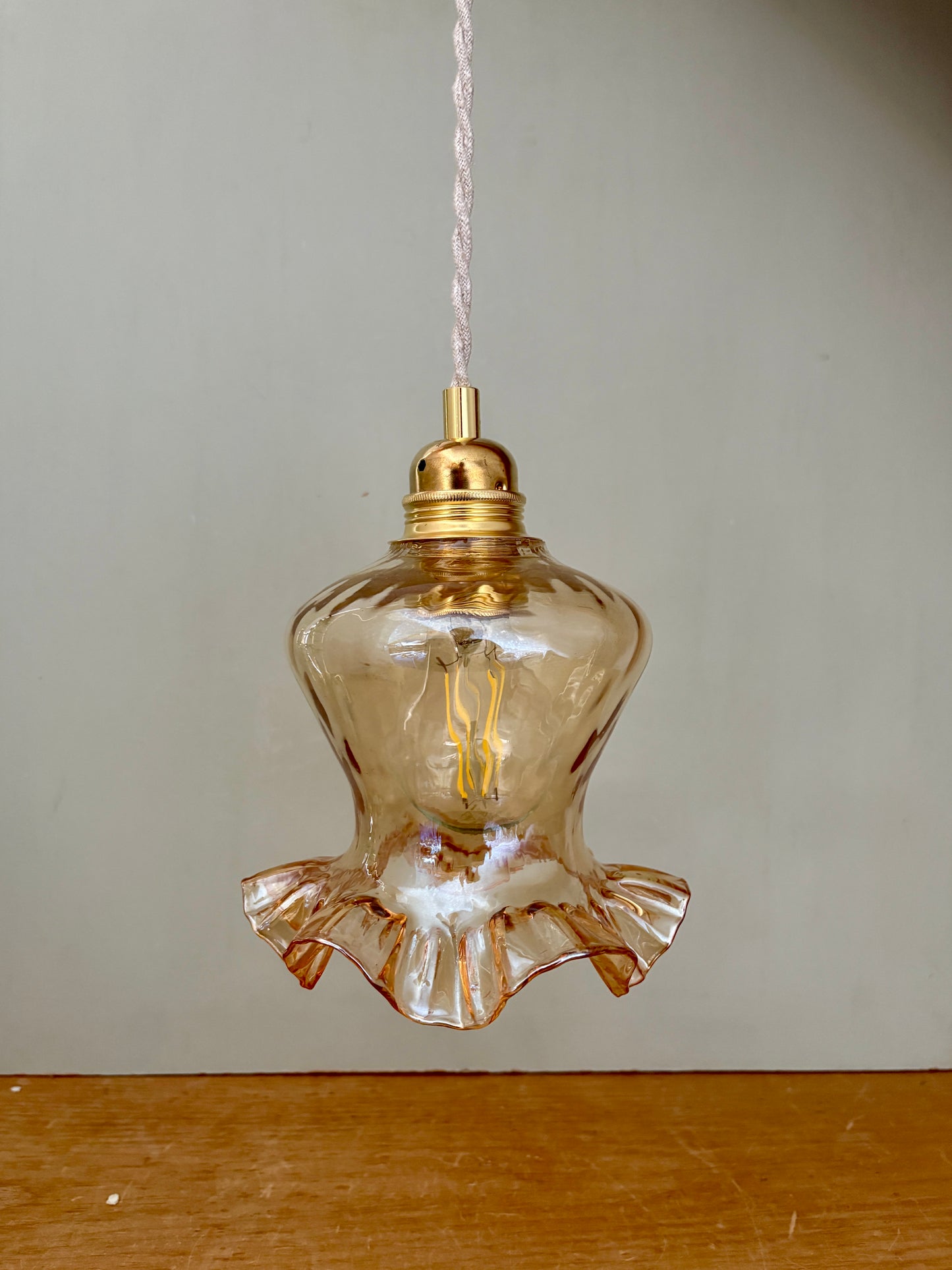 Suspension tulipe vintage en verre ambré