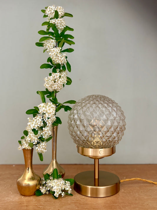 Lampe à poser globe vintage en verre moulé pointe de diamant