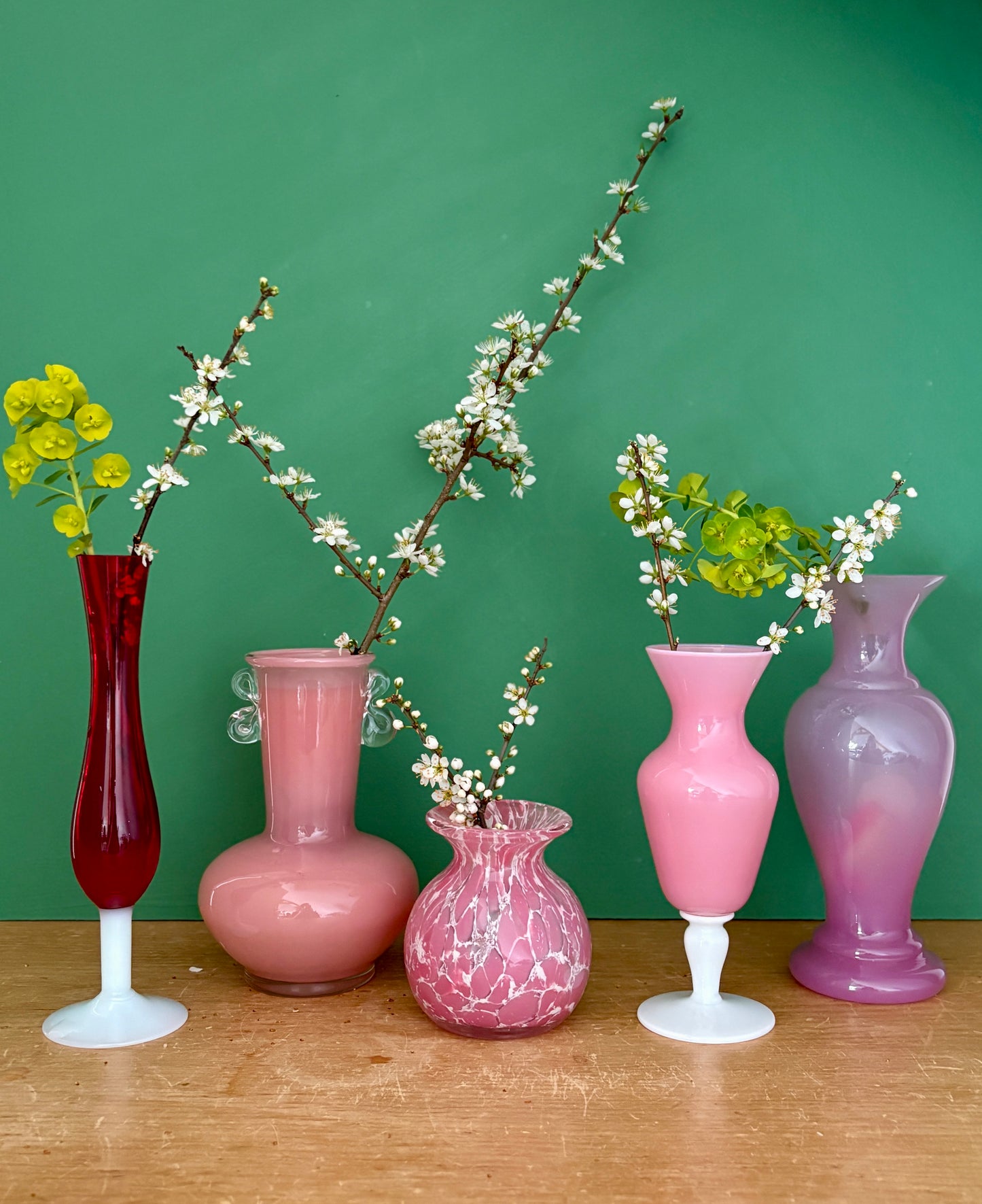 Lot de 5 vases/soliflores vintage en verre et opaline rose et rouge