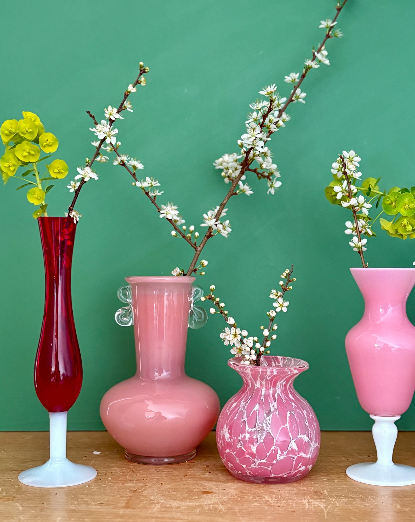 Lot de 5 vases/soliflores vintage en verre et opaline rose et rouge