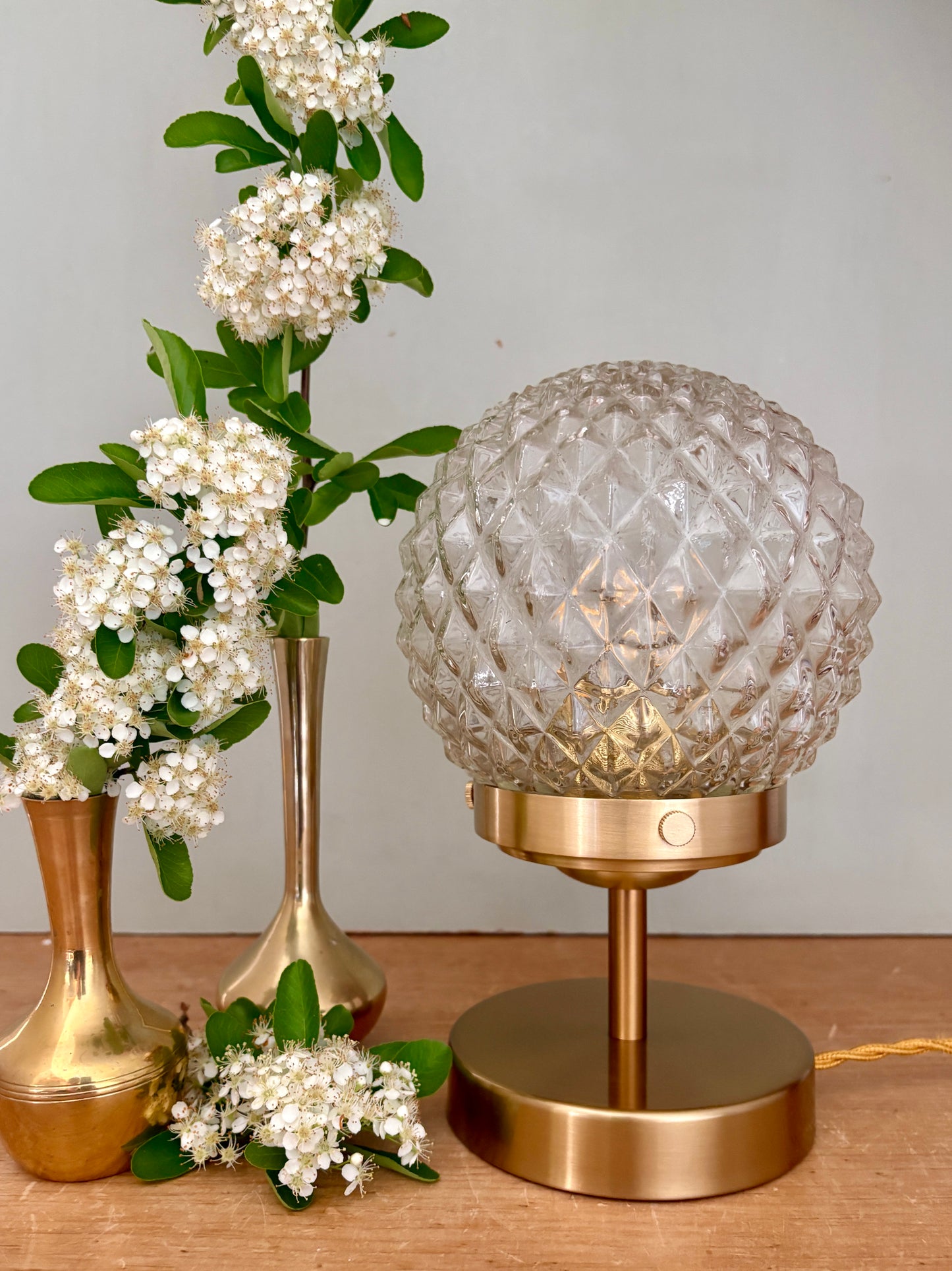 Lampe à poser globe vintage en verre moulé pointe de diamant