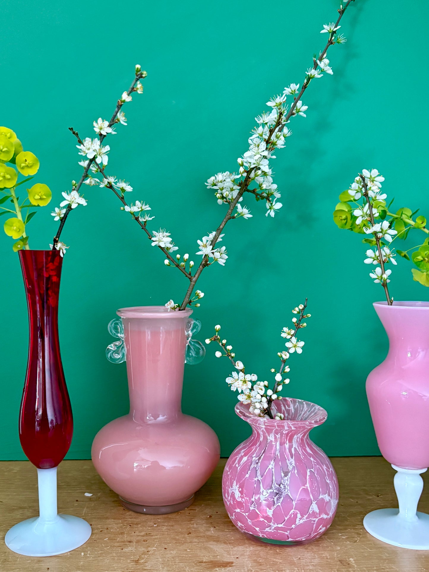 Lot de 5 vases/soliflores vintage en verre et opaline rose et rouge