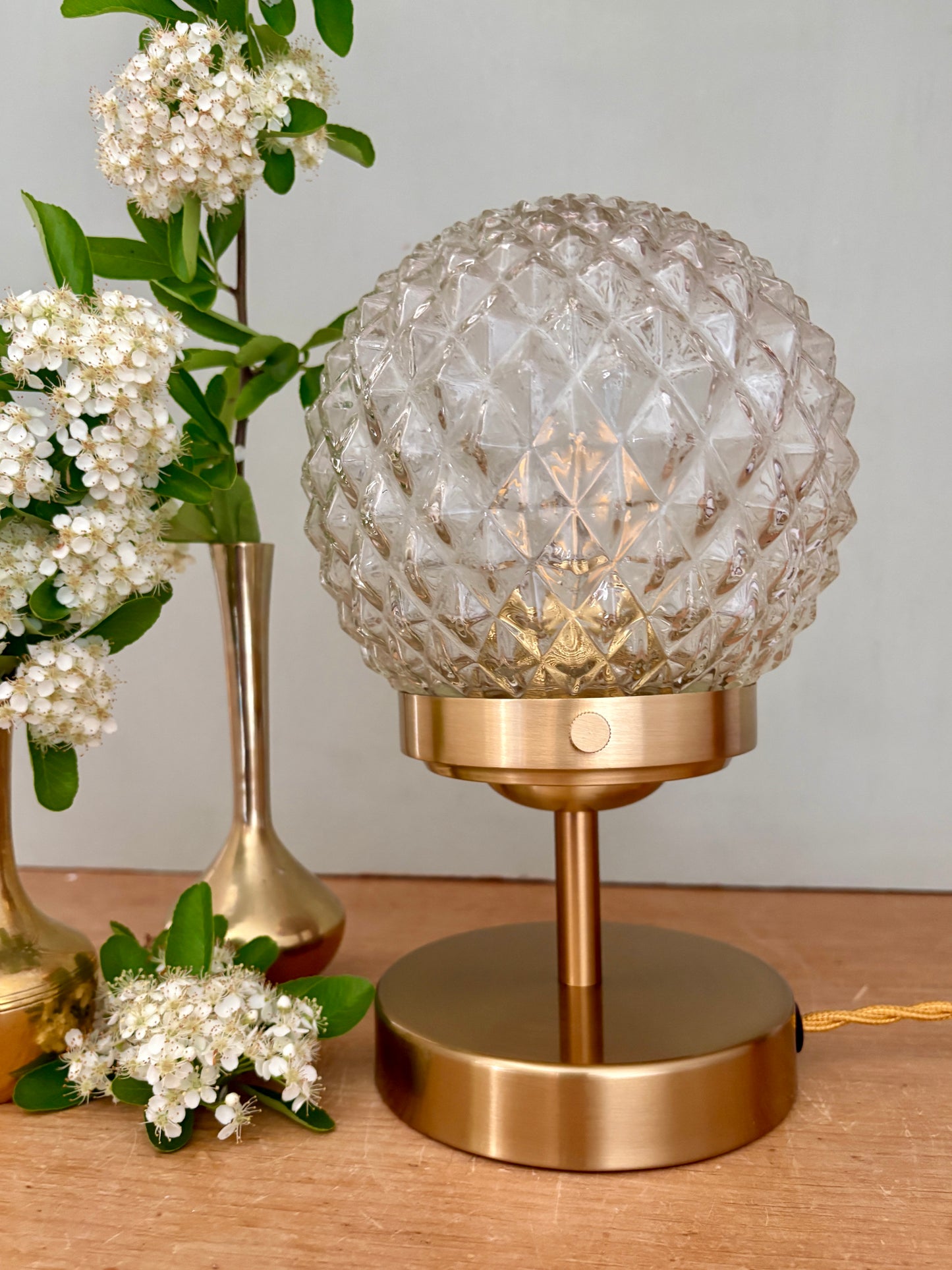 Lampe à poser globe vintage en verre moulé pointe de diamant