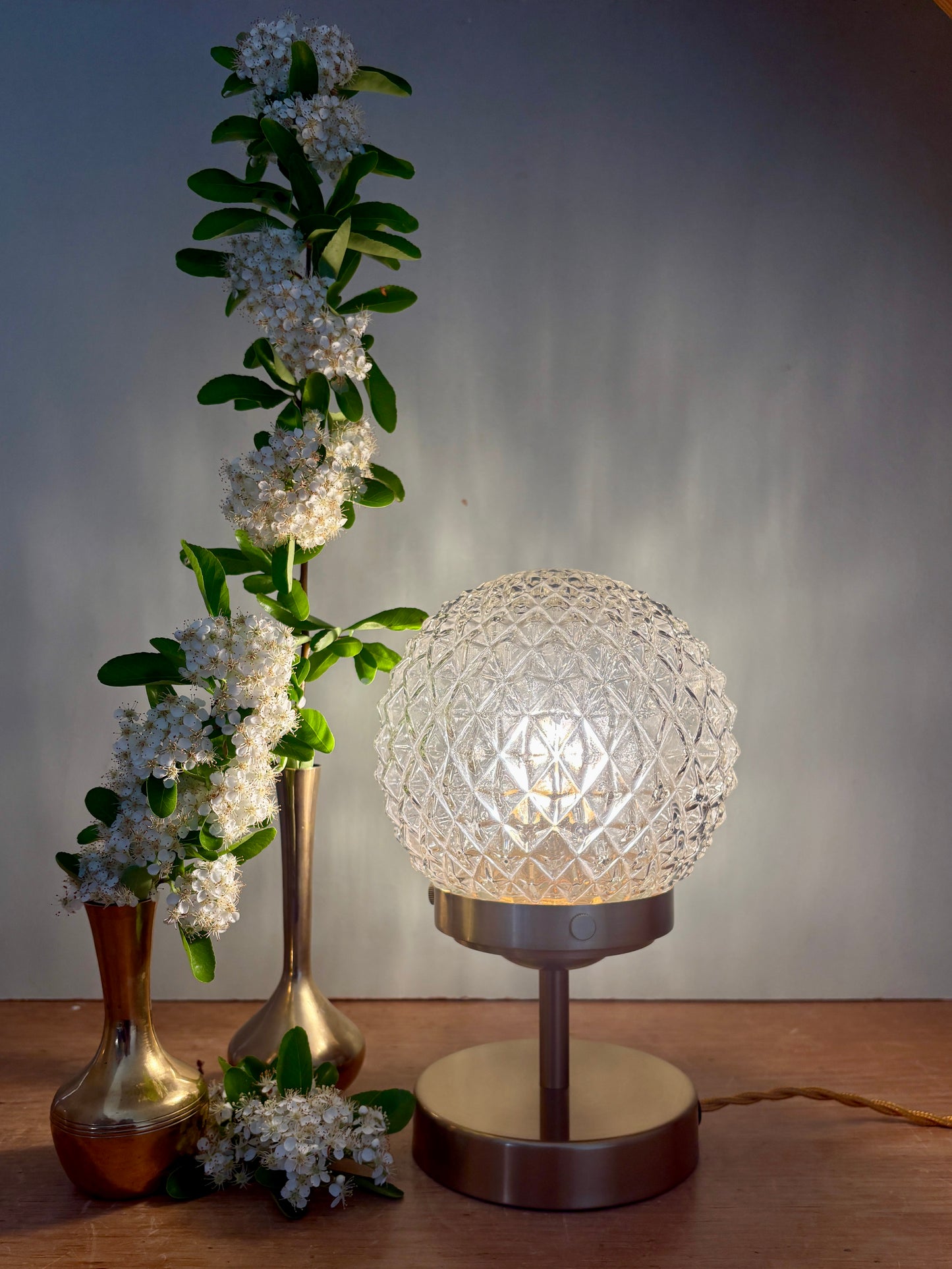 Lampe à poser globe vintage en verre moulé pointe de diamant