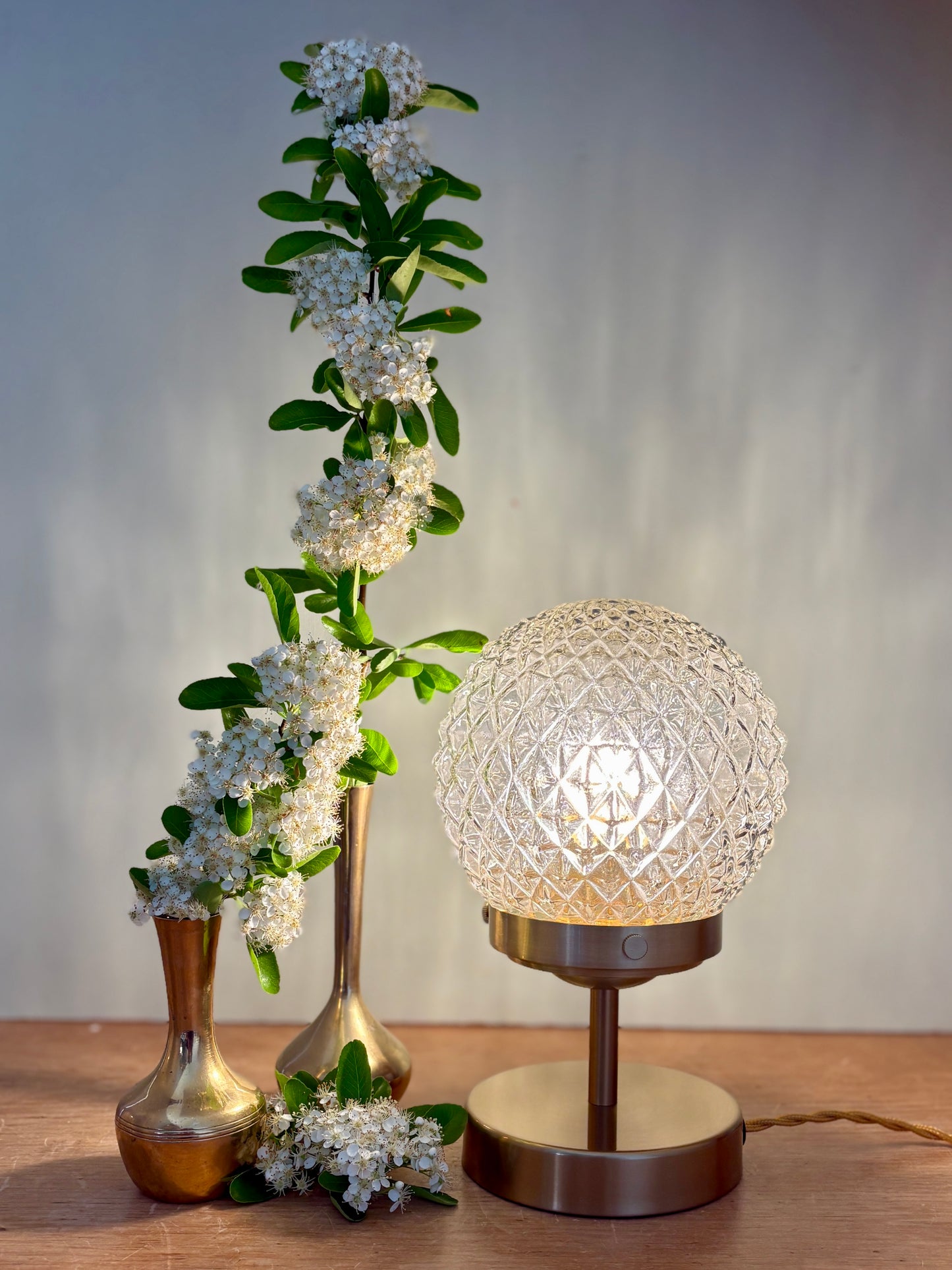 Lampe à poser globe vintage en verre moulé pointe de diamant