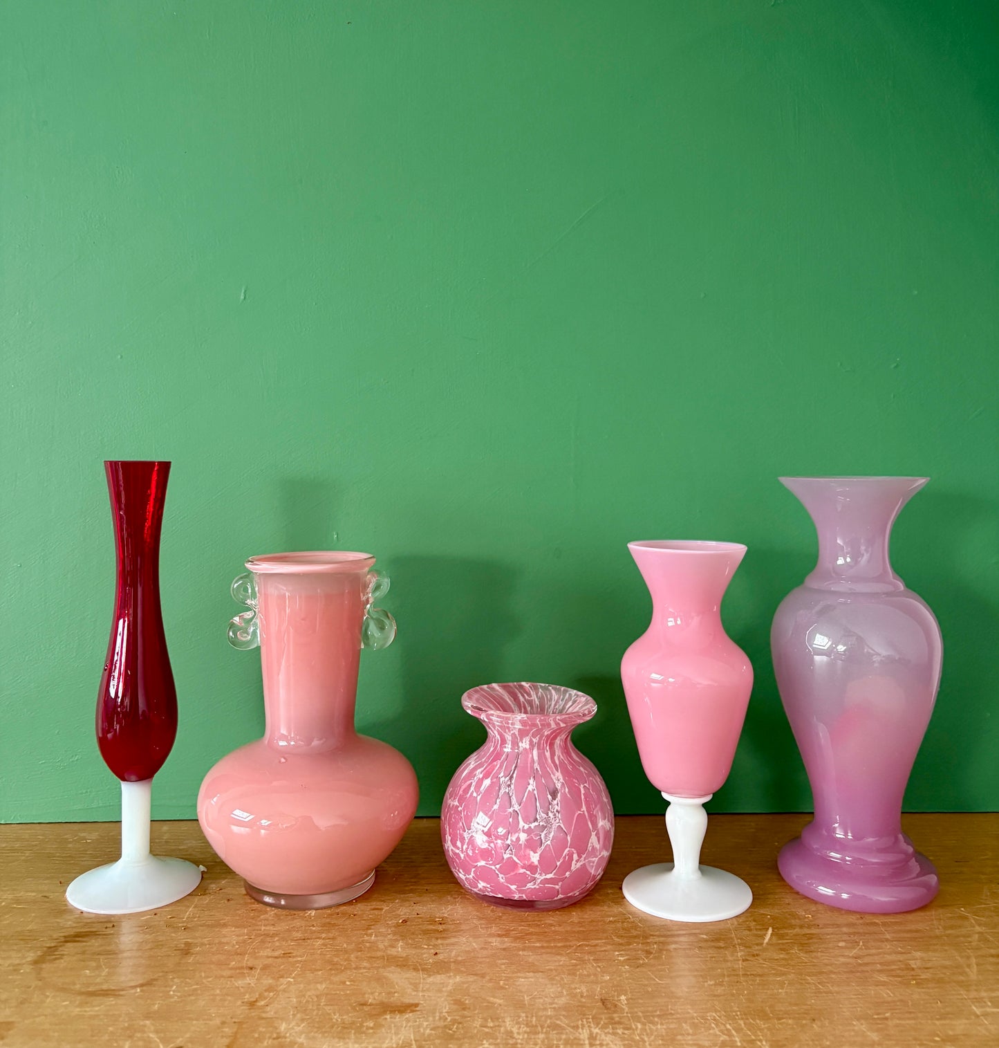 Lot de 5 vases/soliflores vintage en verre et opaline rose et rouge