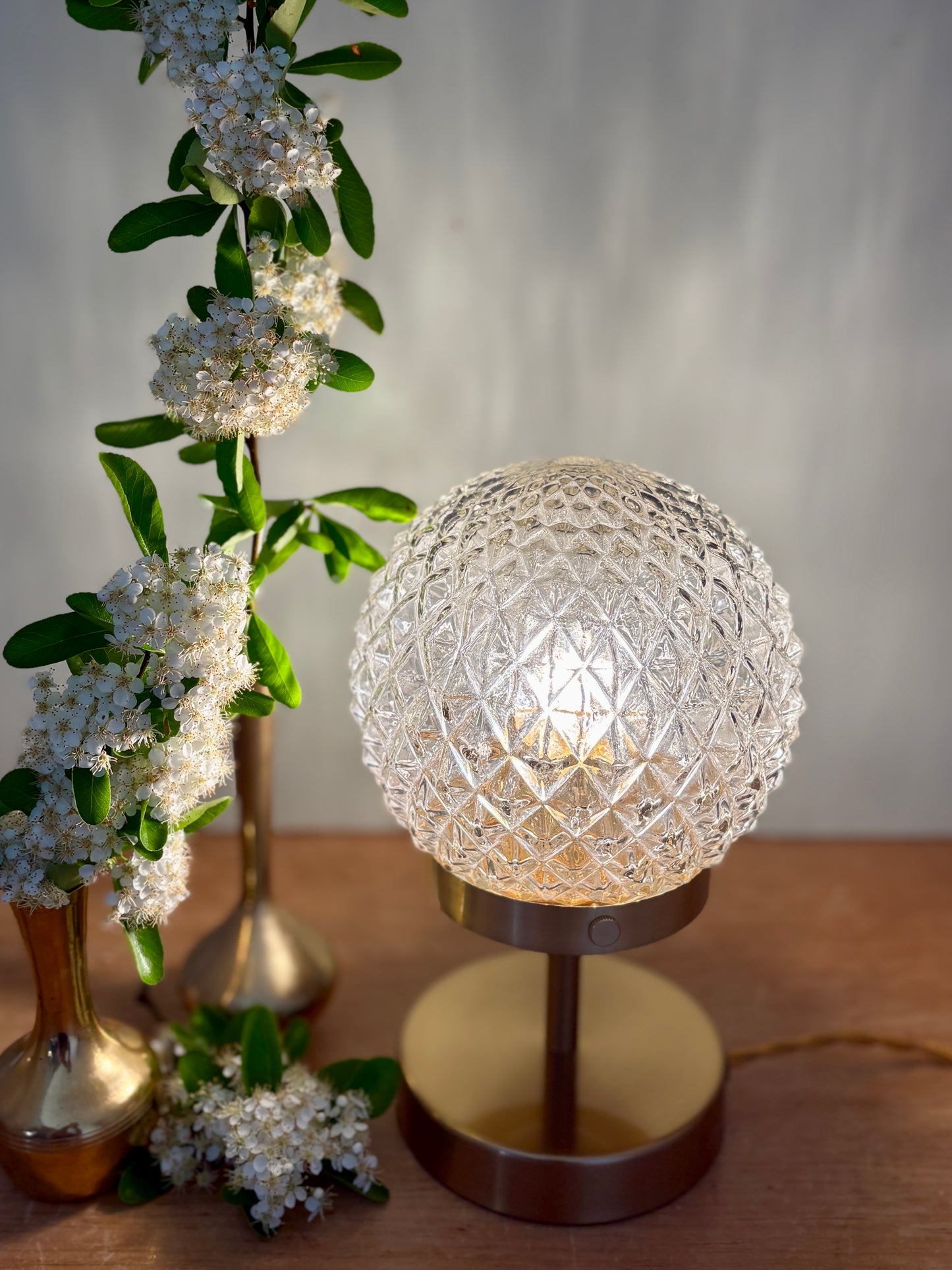 Lampe à poser globe vintage en verre moulé pointe de diamant