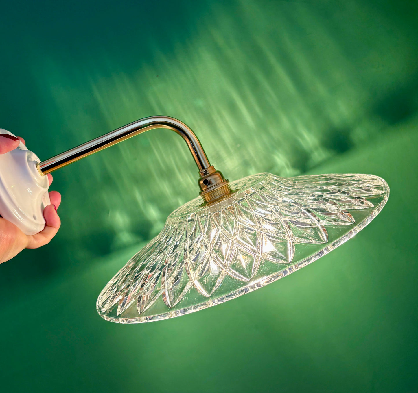 Applique coudée abat-jour ancien en verre ciselé - collection vaisselle