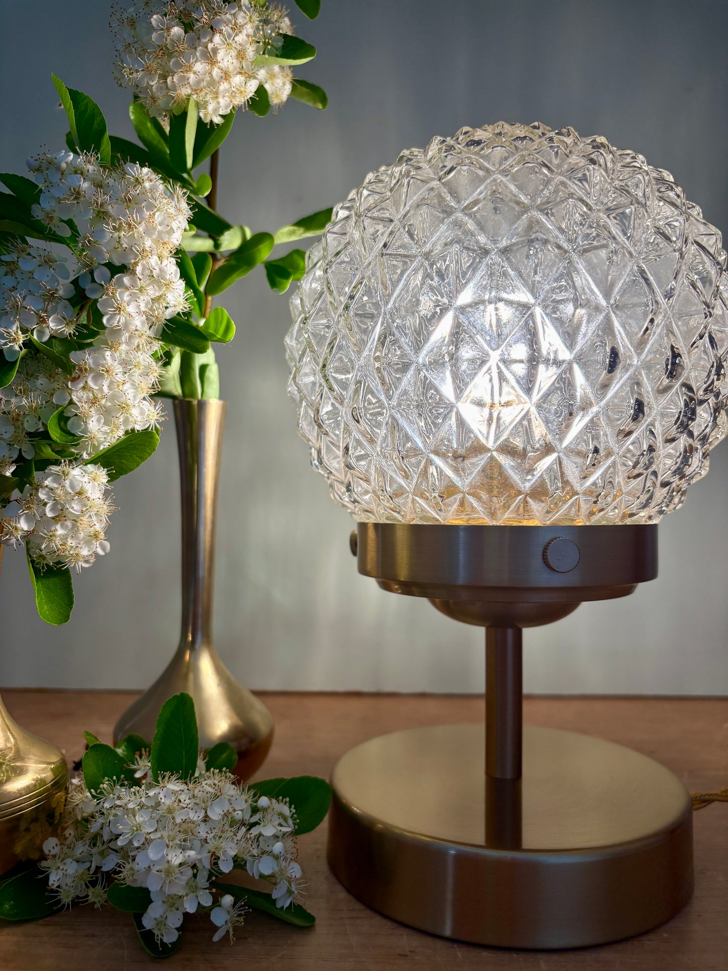 Lampe à poser globe vintage en verre moulé pointe de diamant