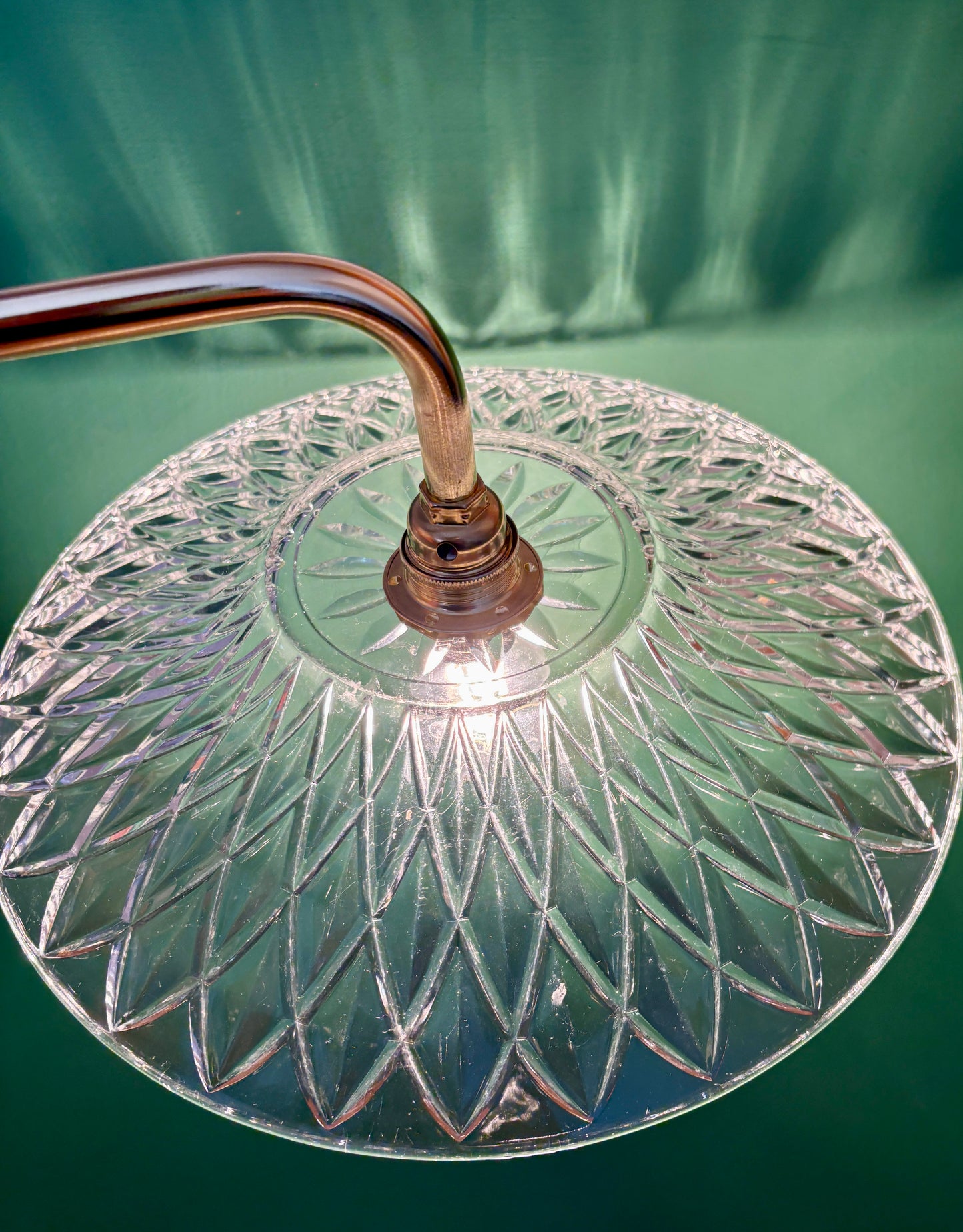 Applique coudée abat-jour ancien en verre ciselé - collection vaisselle