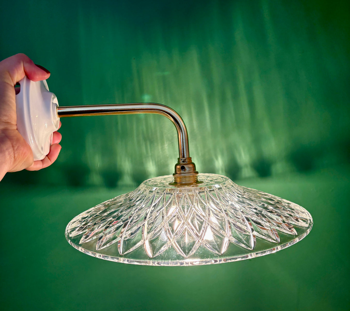 Applique coudée abat-jour ancien en verre ciselé - collection vaisselle