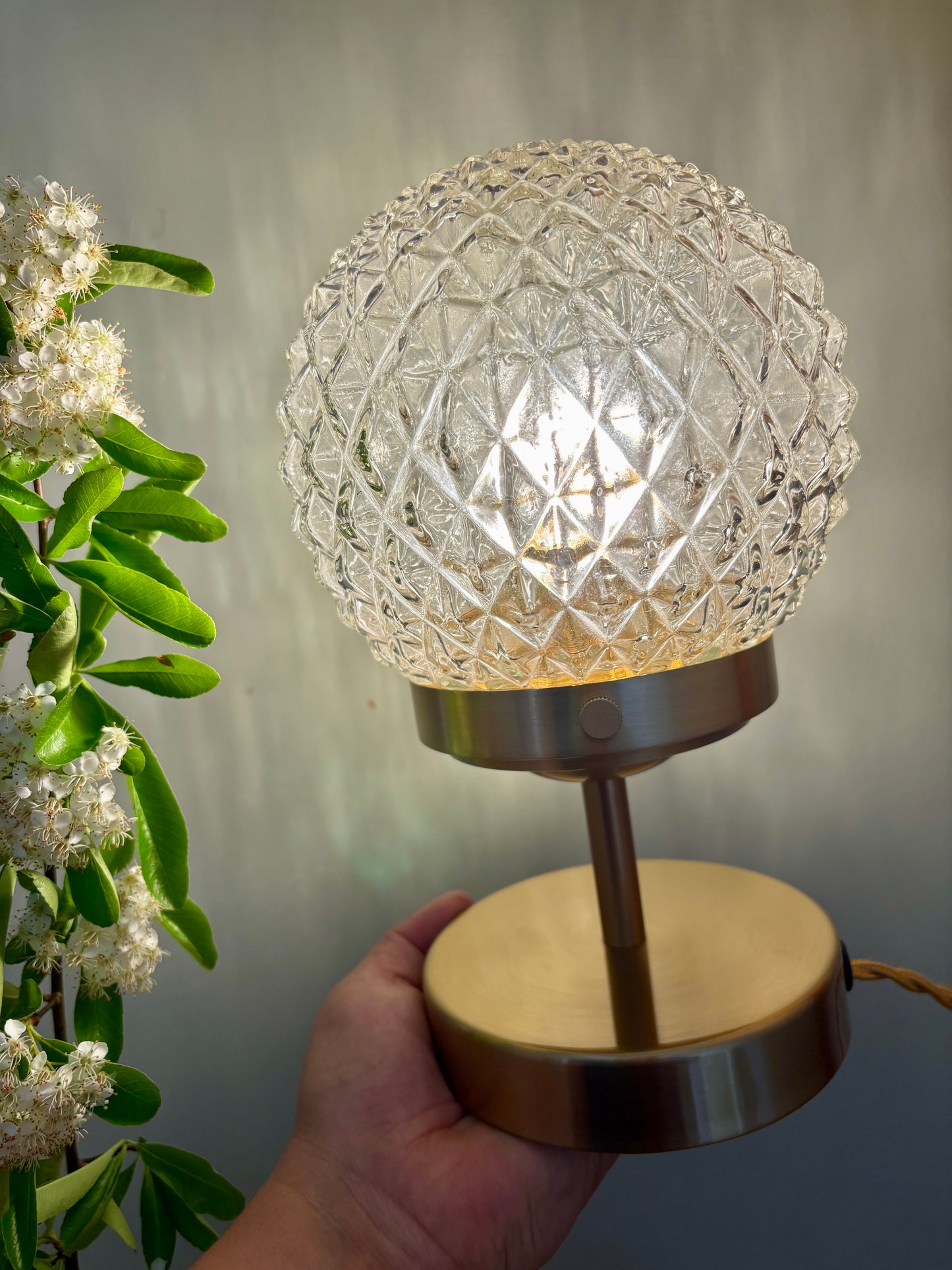 Lampe à poser globe vintage en verre moulé pointe de diamant