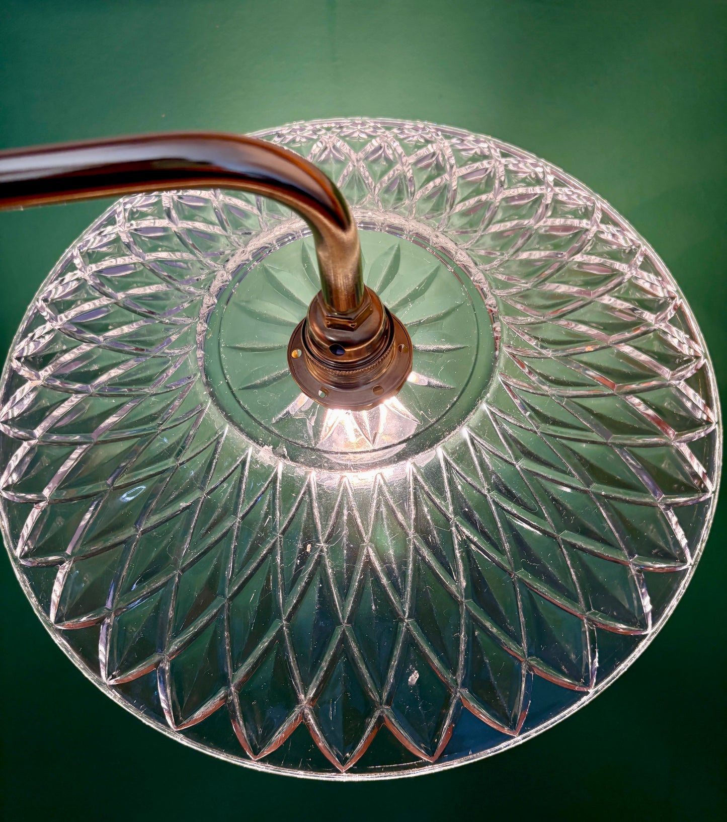 Applique coudée abat-jour ancien en verre ciselé - collection vaisselle