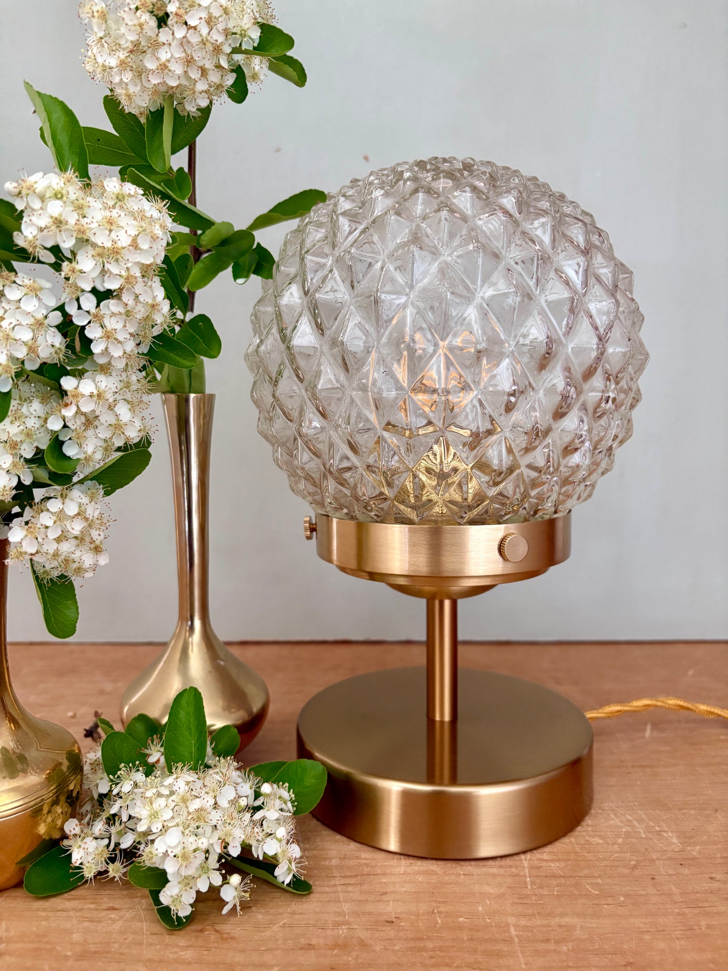 Lampe à poser globe vintage en verre moulé pointe de diamant