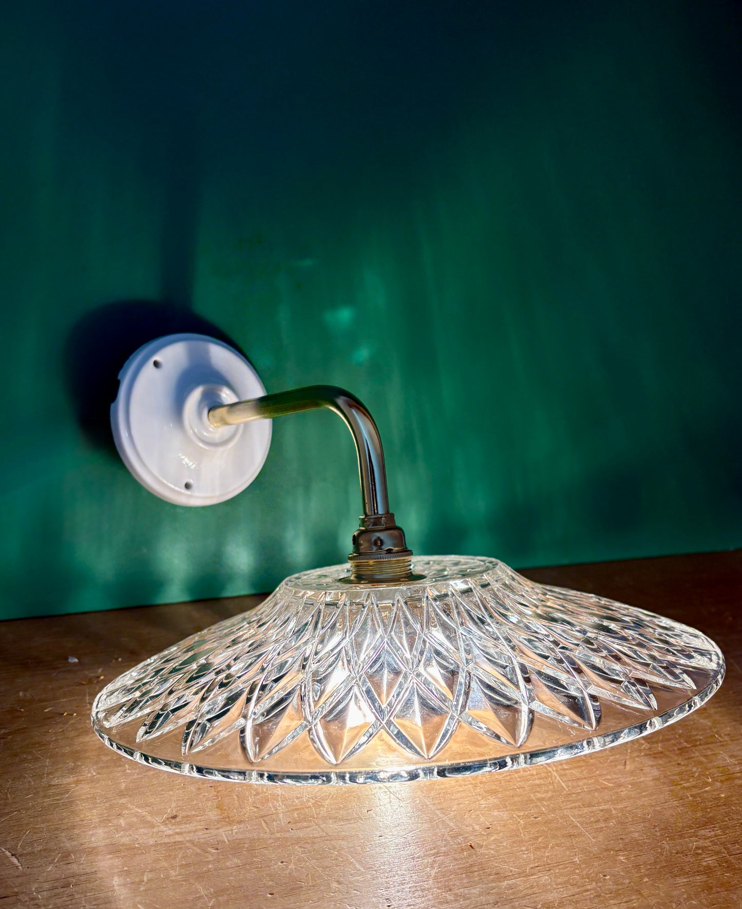 Applique coudée abat-jour ancien en verre ciselé - collection vaisselle