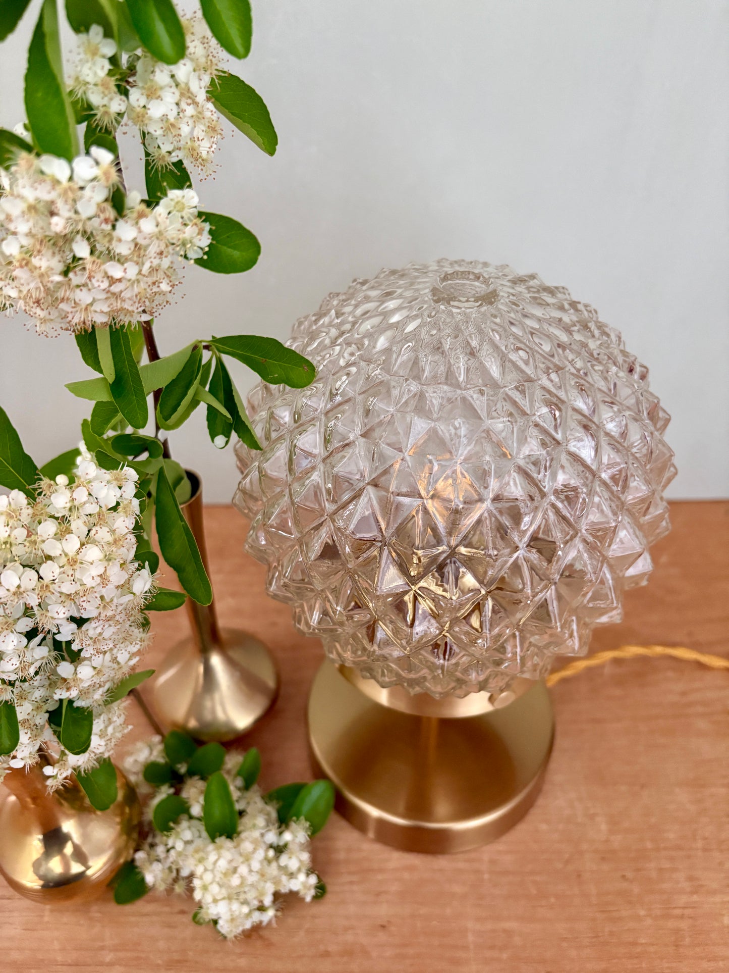 Lampe à poser globe vintage en verre moulé pointe de diamant