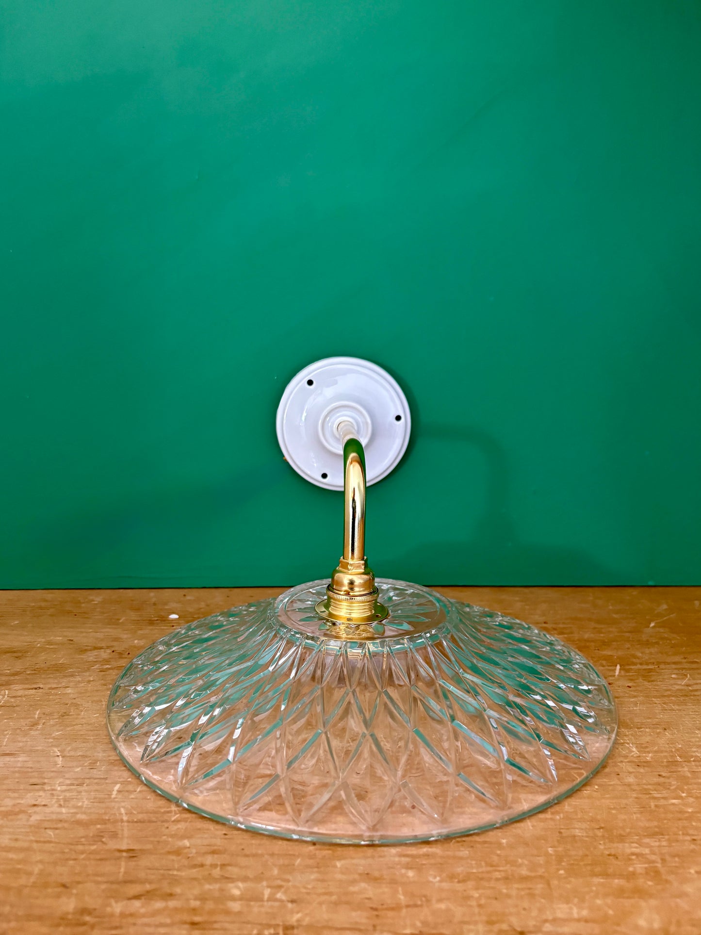 Applique coudée abat-jour ancien en verre ciselé - collection vaisselle