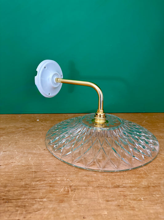 Applique coudée abat-jour ancien en verre ciselé - collection vaisselle