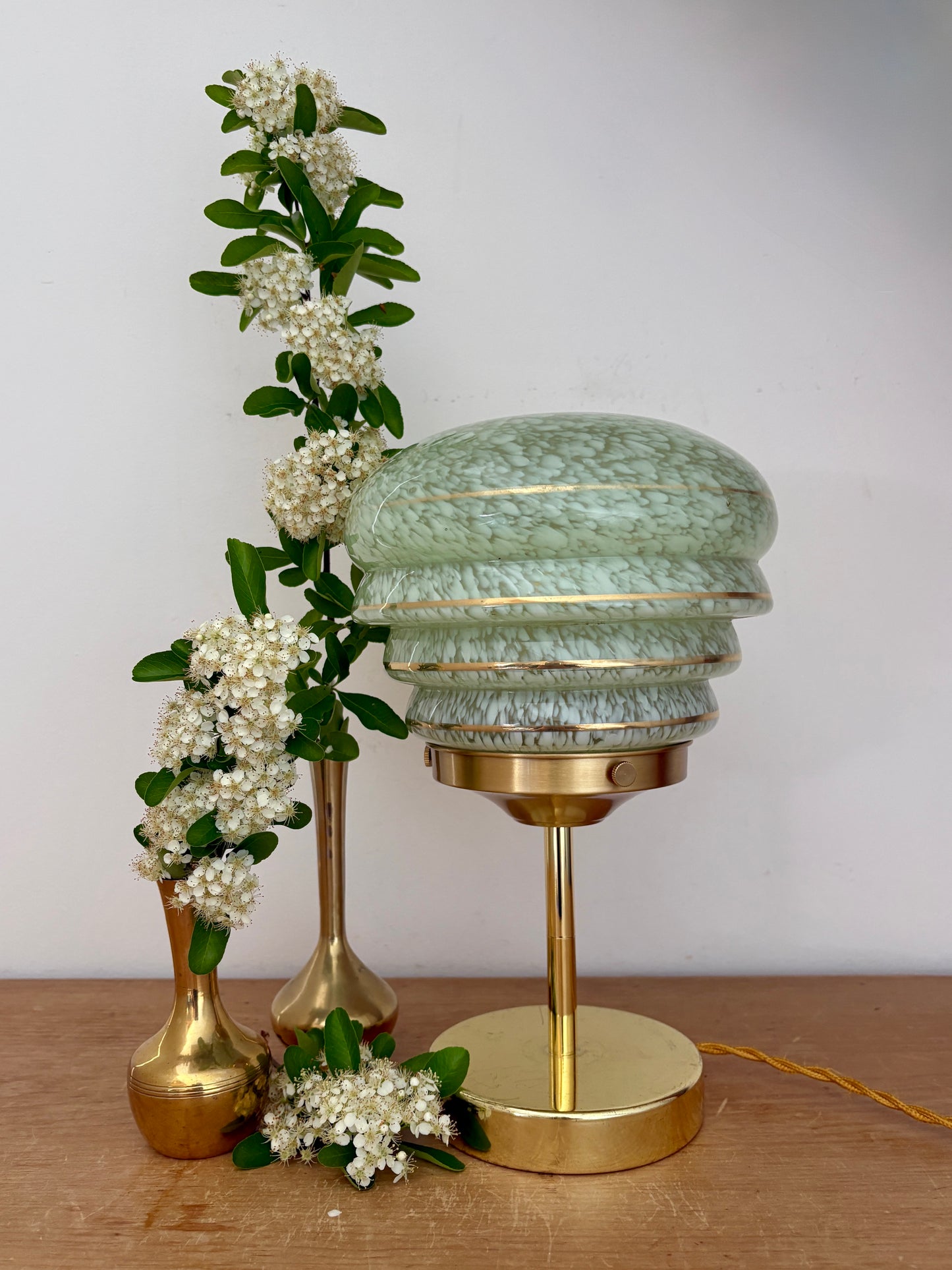 Lampe à poser globe vintage en verre de Clichy vert et doré