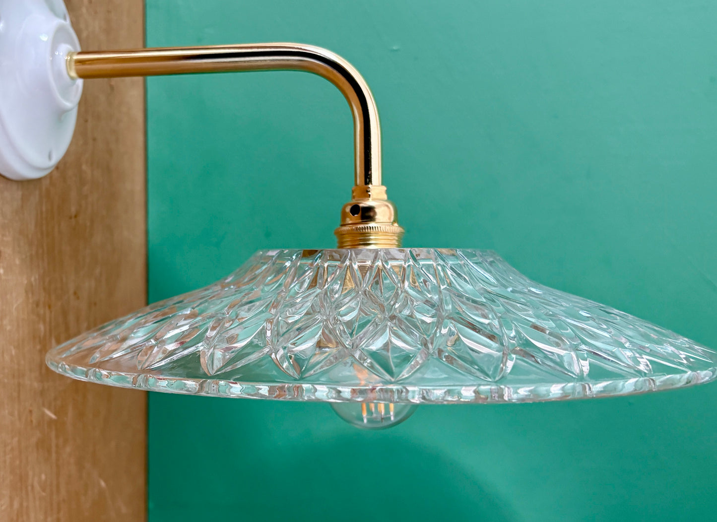 Applique coudée abat-jour ancien en verre ciselé - collection vaisselle