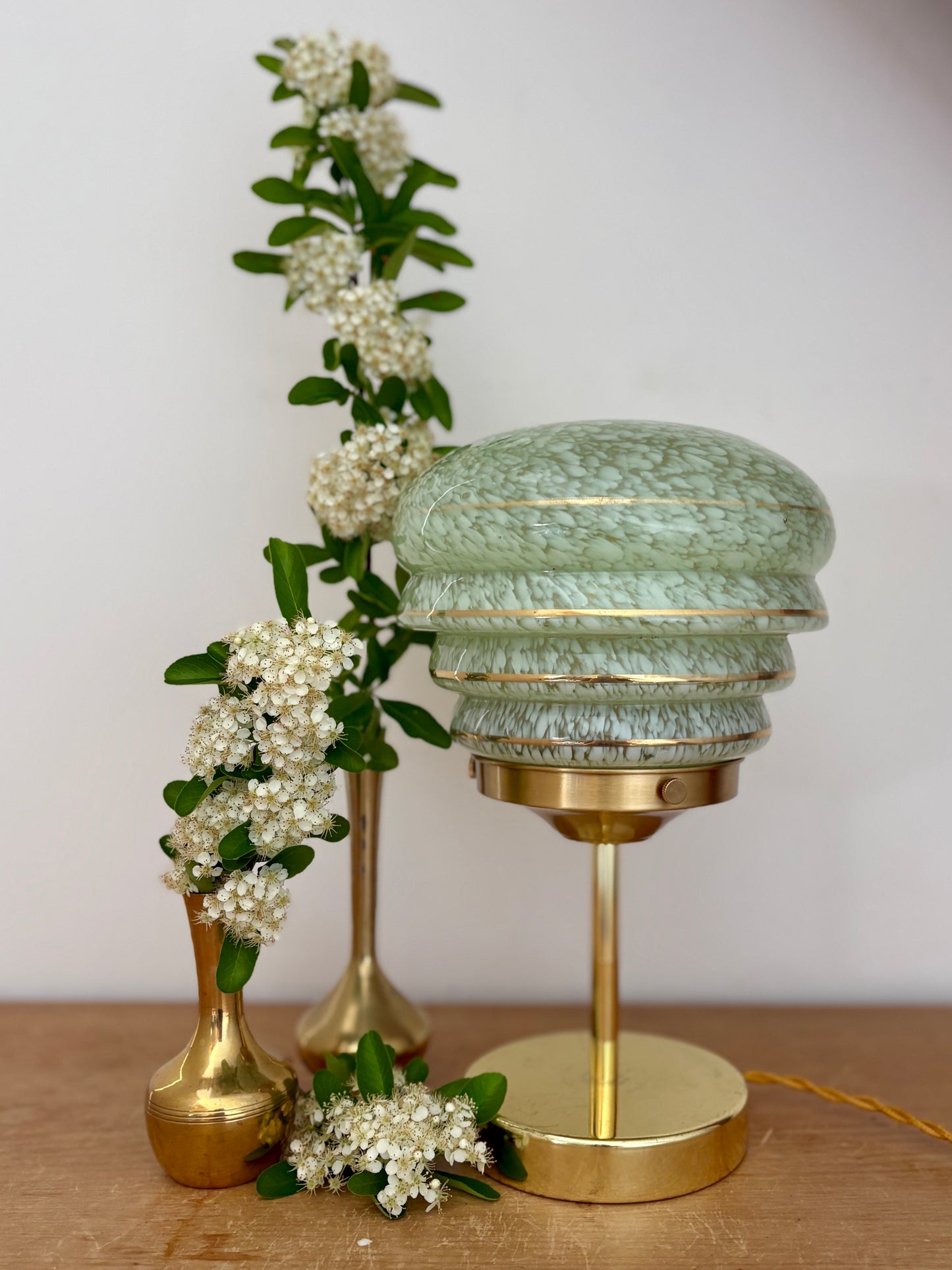 Lampe à poser globe vintage en verre de Clichy vert et doré