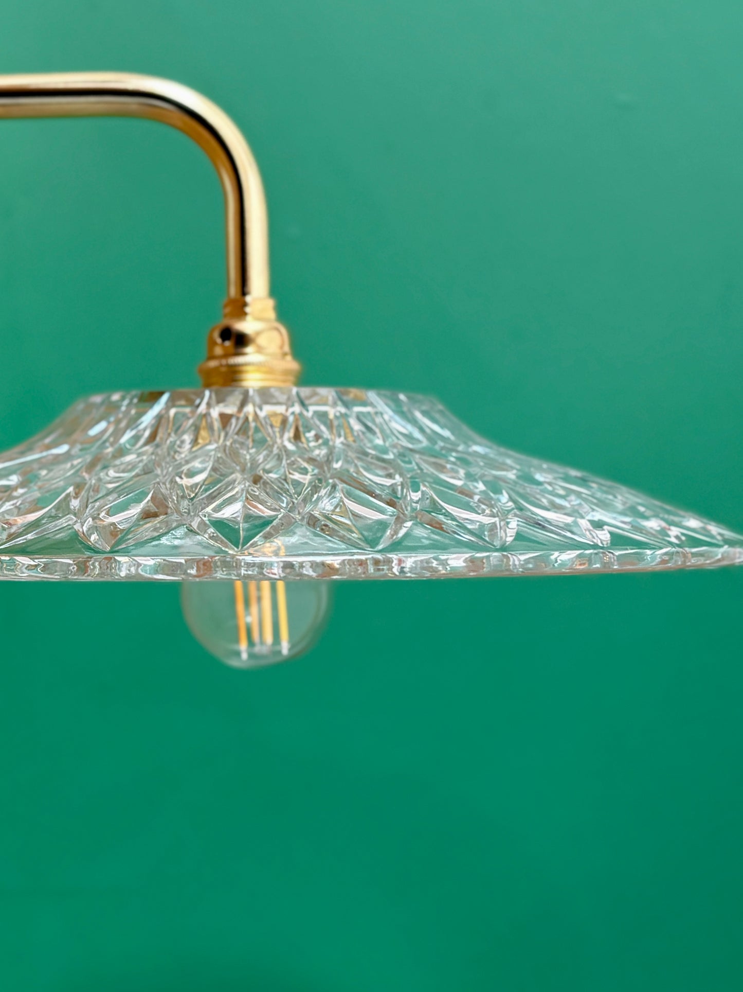 Applique coudée abat-jour ancien en verre ciselé - collection vaisselle