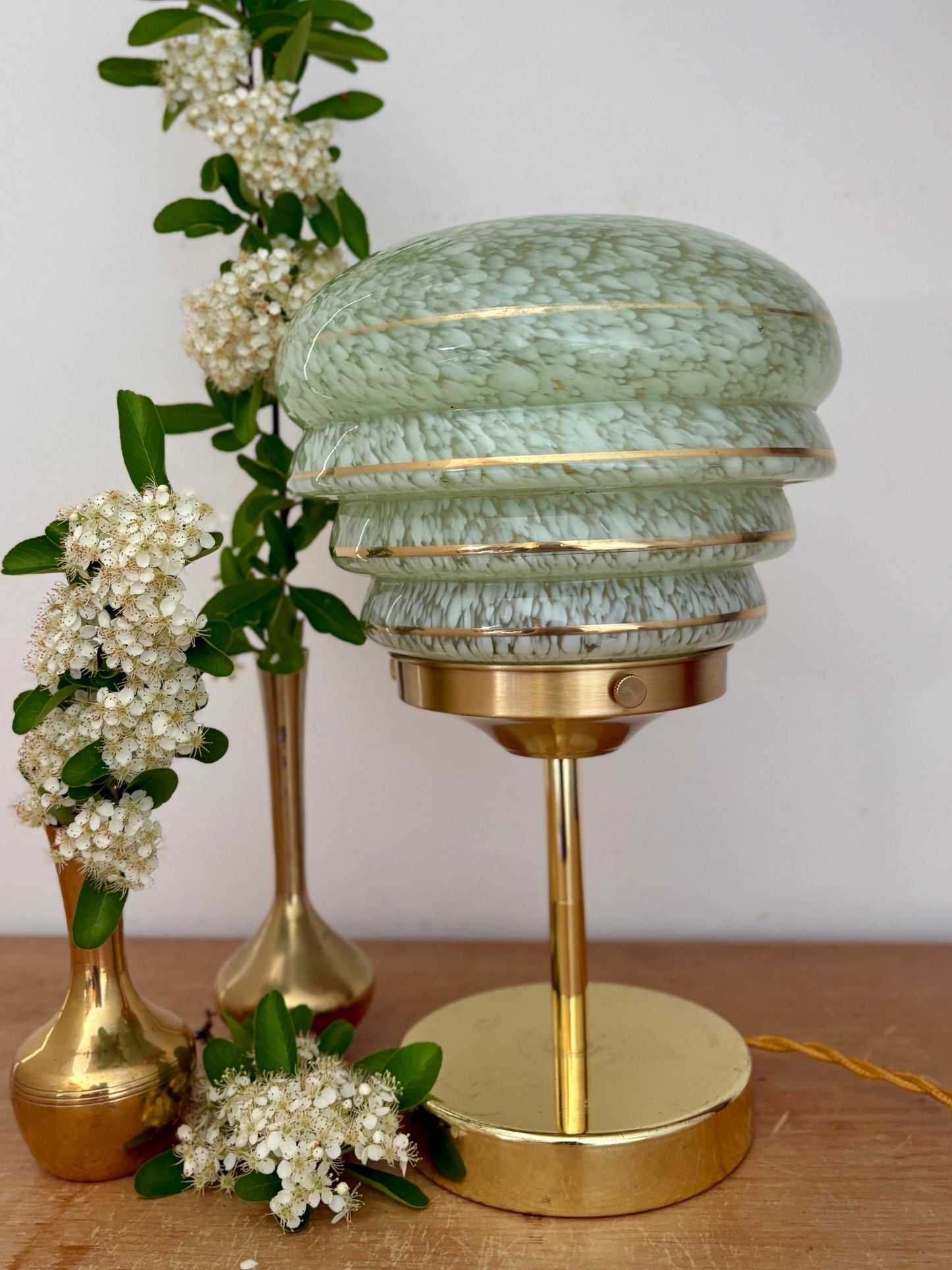 Lampe à poser globe vintage en verre de Clichy vert et doré