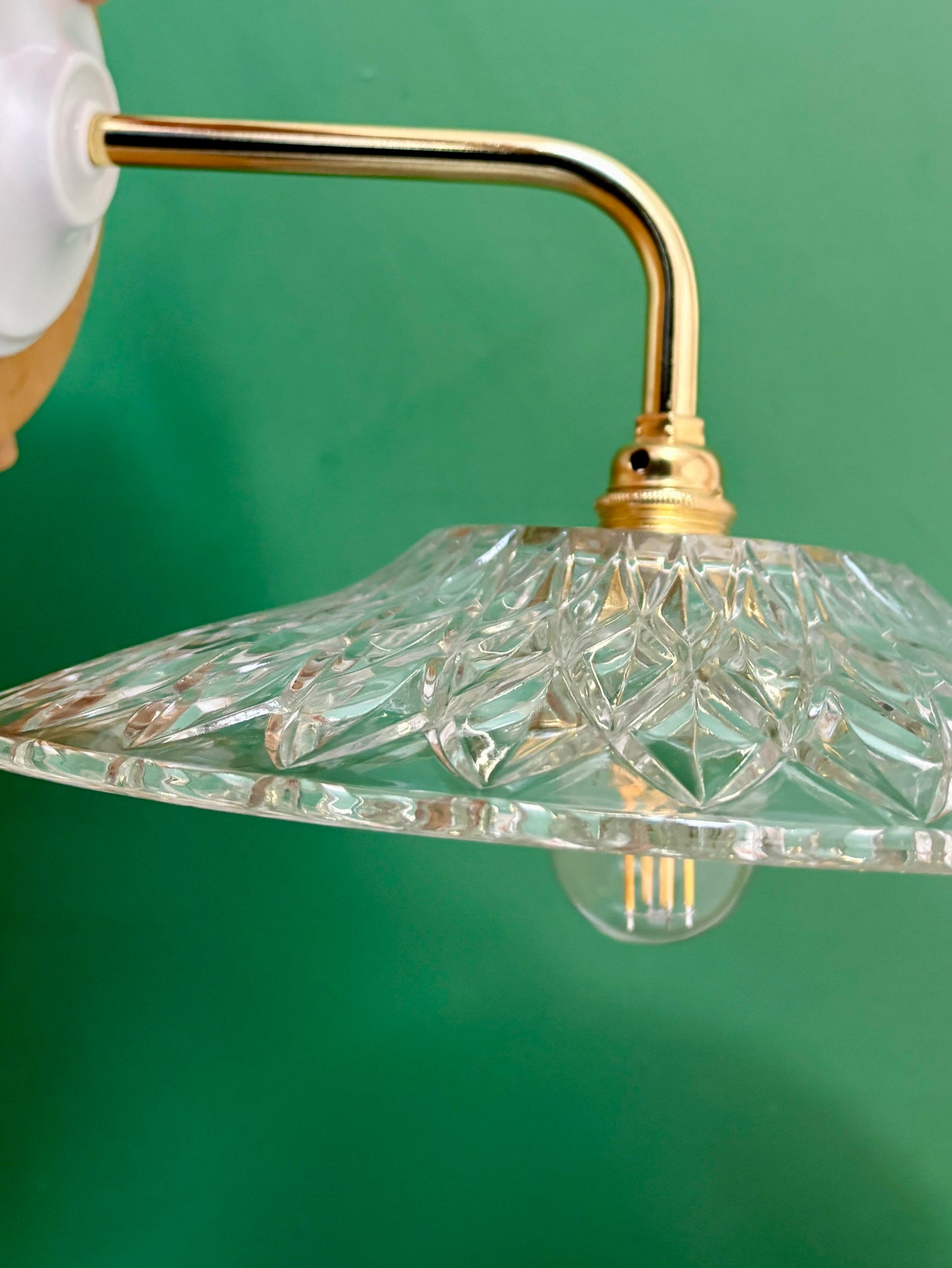 Applique coudée abat-jour ancien en verre ciselé - collection vaisselle