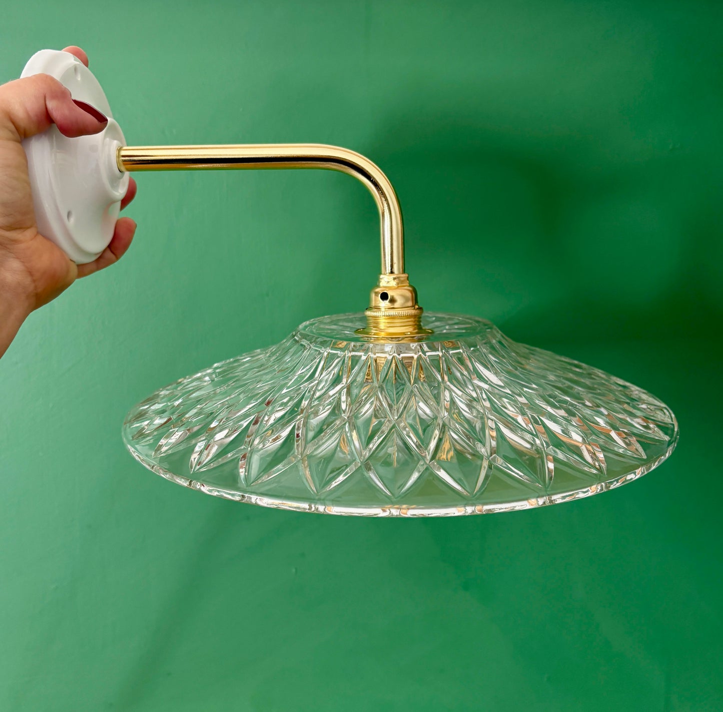 Applique coudée abat-jour ancien en verre ciselé - collection vaisselle