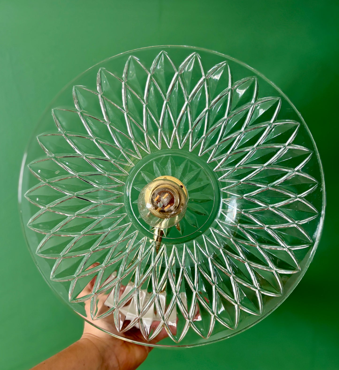 Applique coudée abat-jour ancien en verre ciselé - collection vaisselle