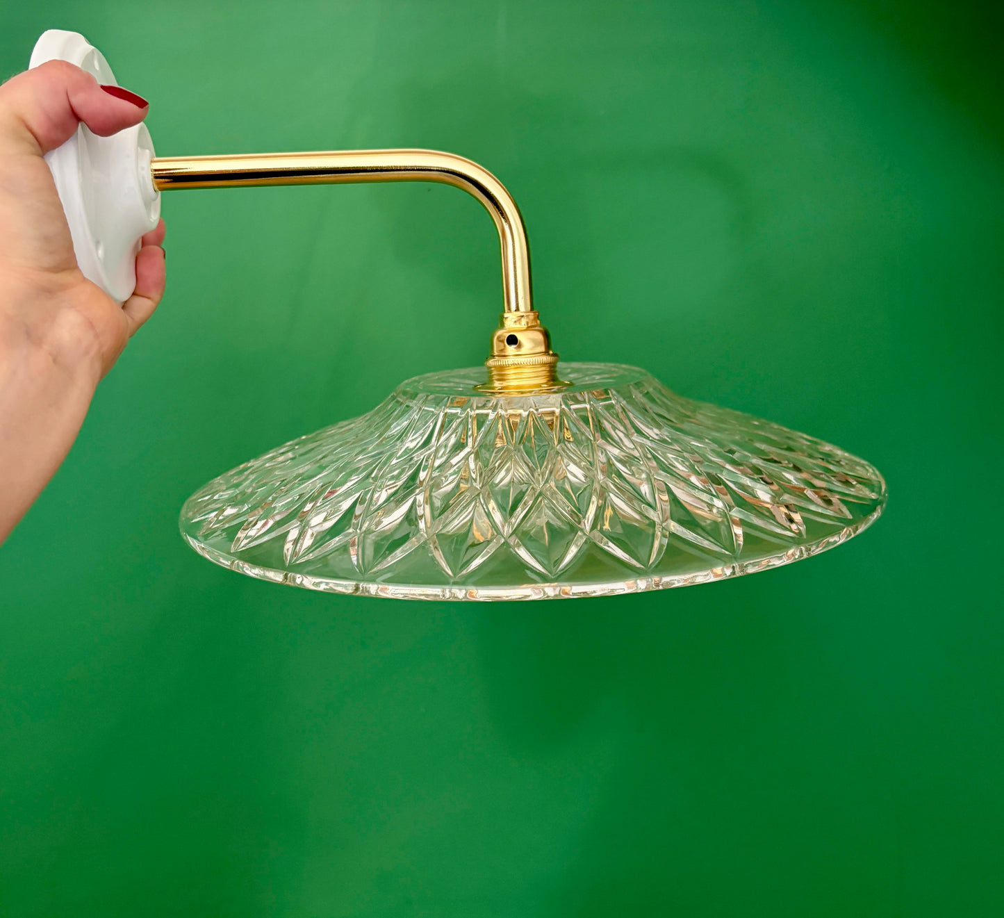 Applique coudée abat-jour ancien en verre ciselé - collection vaisselle