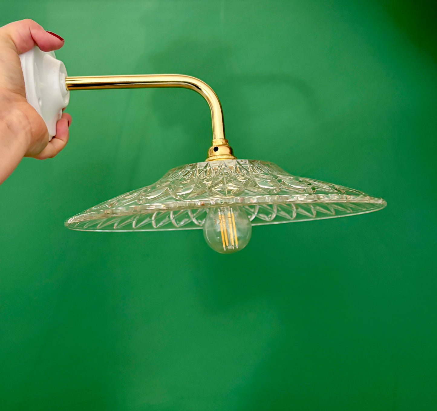 Applique coudée abat-jour ancien en verre ciselé - collection vaisselle