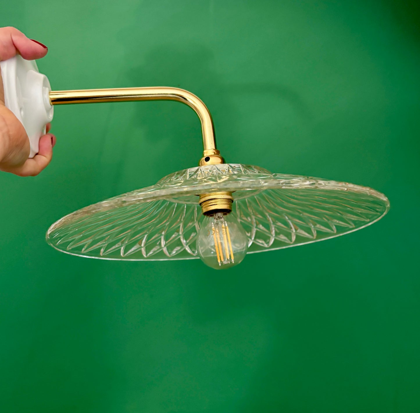 Applique coudée abat-jour ancien en verre ciselé - collection vaisselle