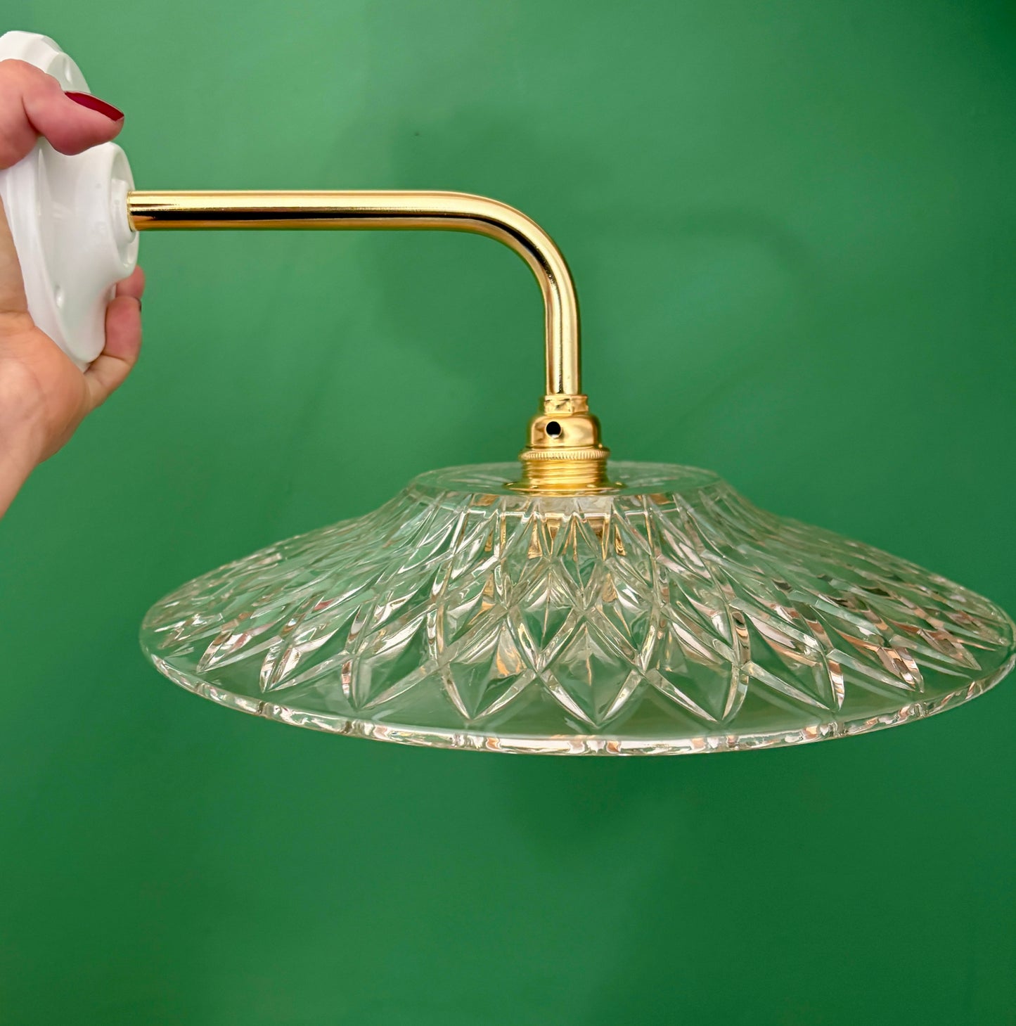 Applique coudée abat-jour ancien en verre ciselé - collection vaisselle