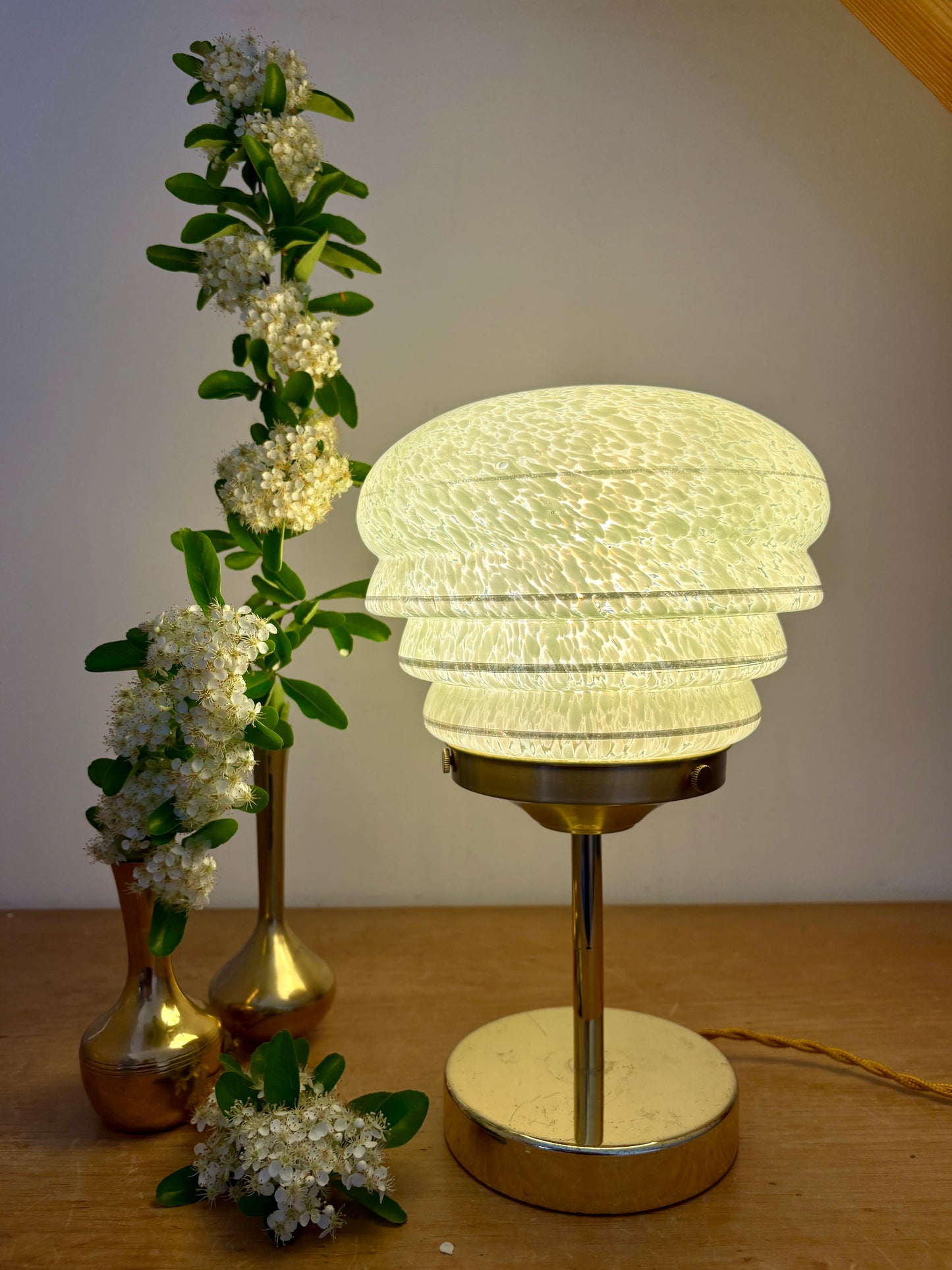 Lampe à poser globe vintage en verre de Clichy vert et doré