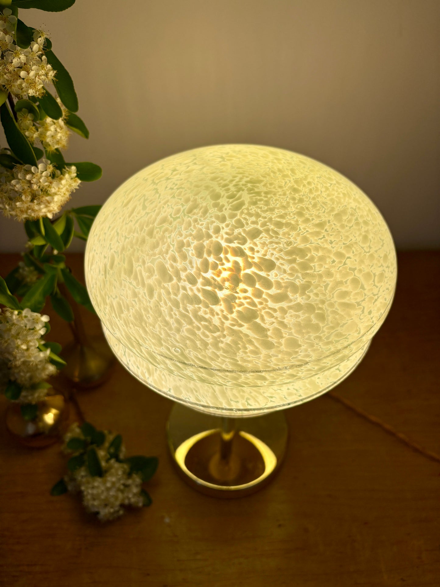 Lampe à poser globe vintage en verre de Clichy vert et doré