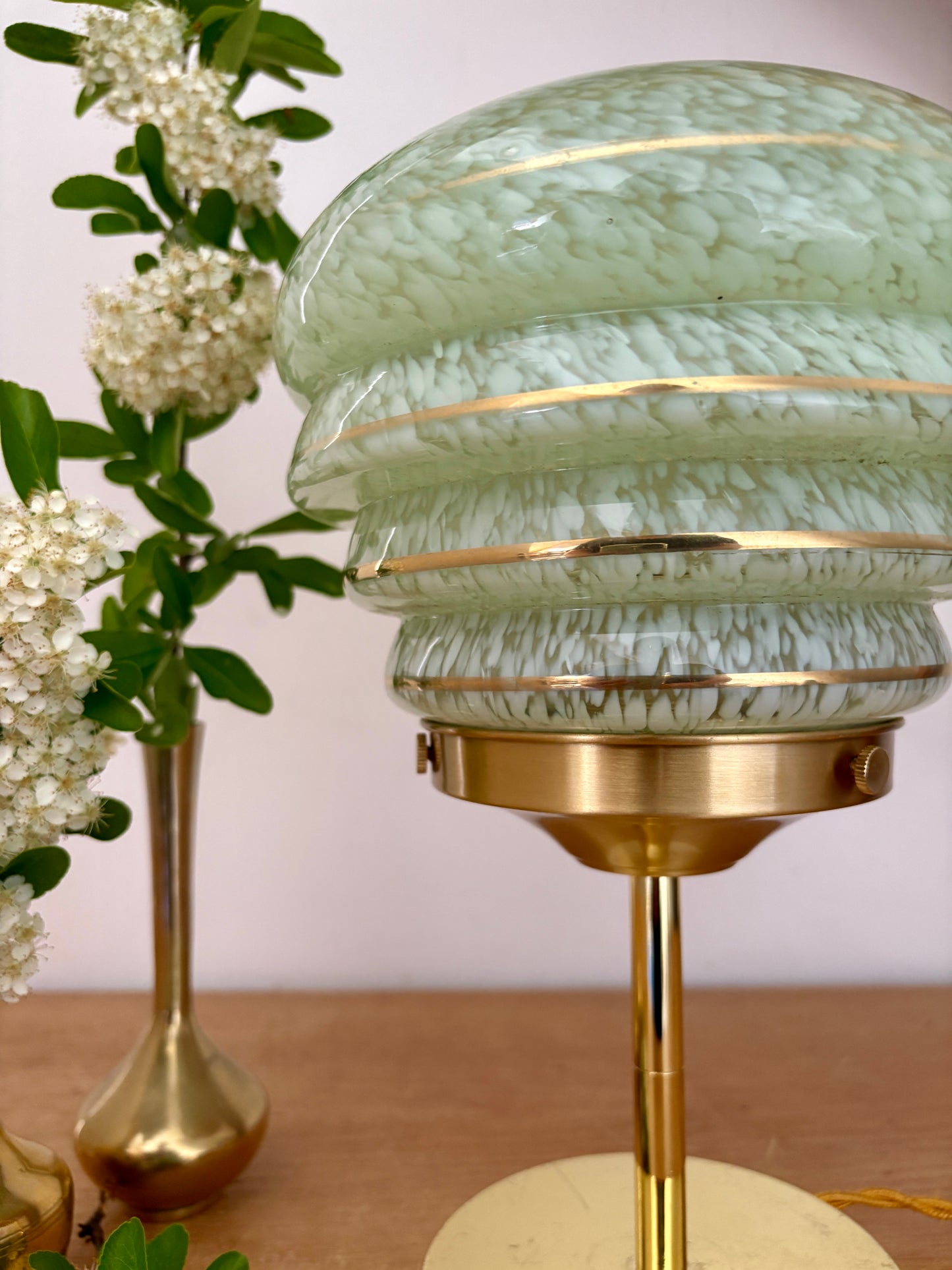 Lampe à poser globe vintage en verre de Clichy vert et doré