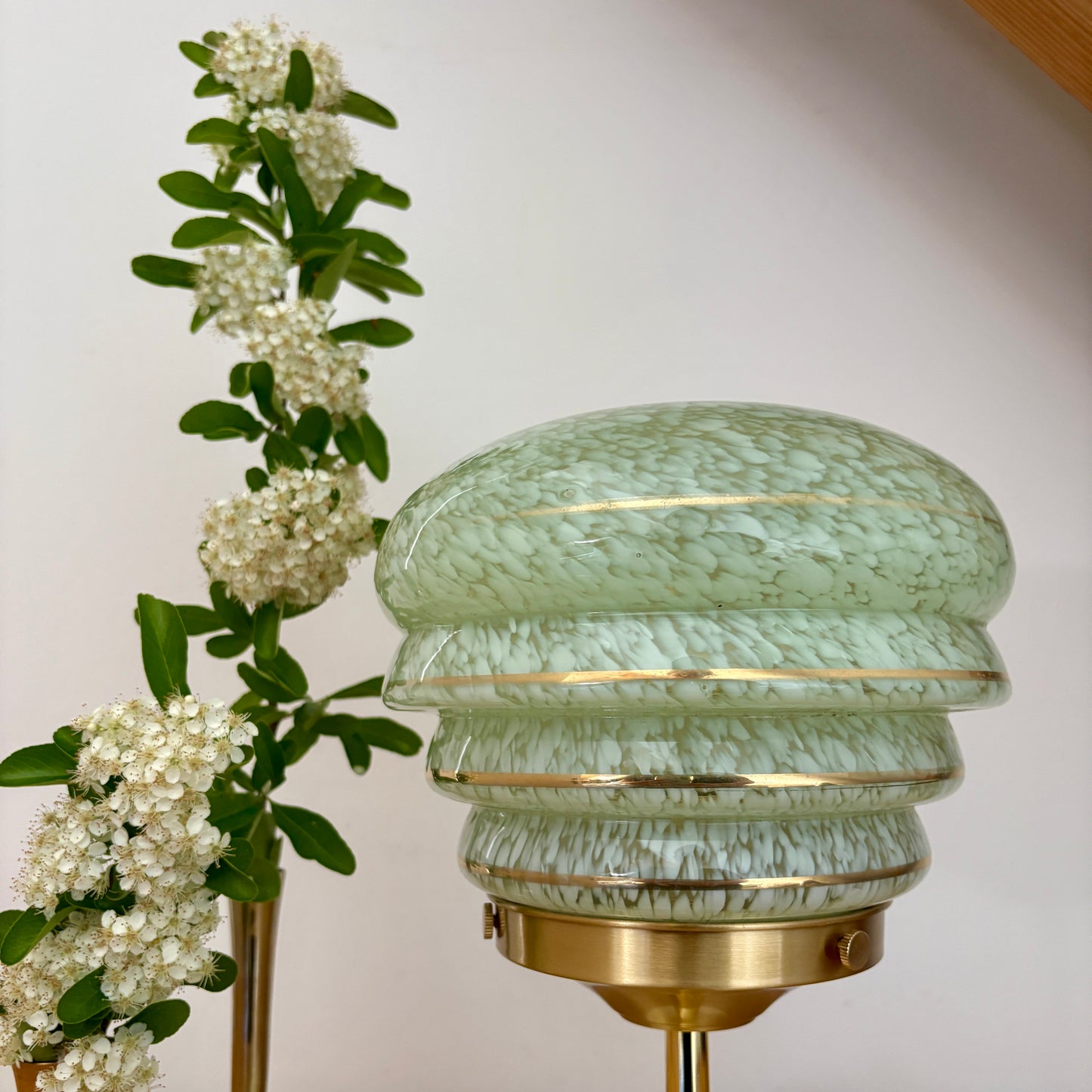 Lampe à poser globe vintage en verre de Clichy vert et doré