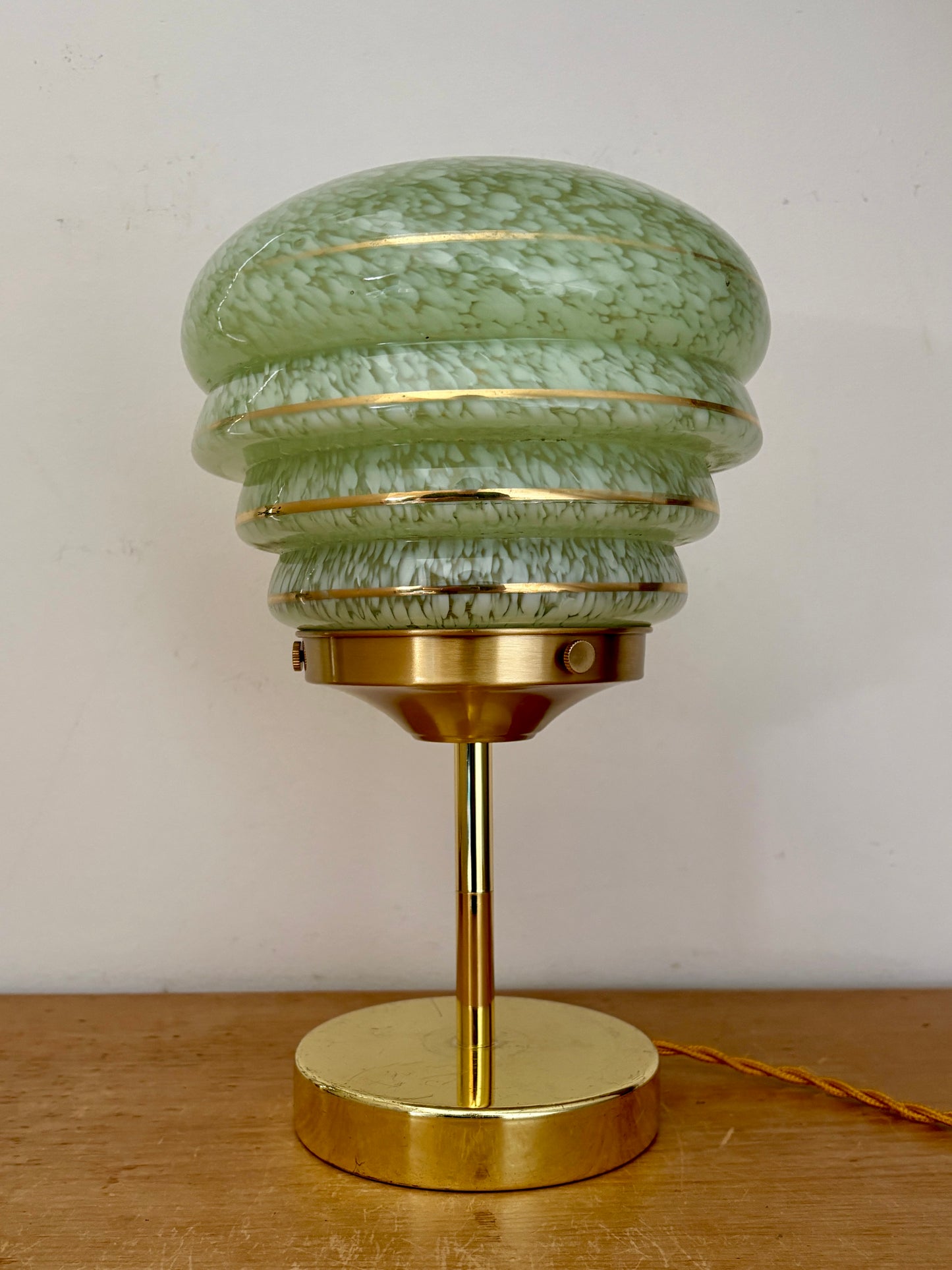 Lampe à poser globe vintage en verre de Clichy vert et doré